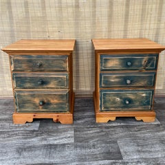 Un par de mesillas de noche de estilo rústico de Mastercraft Furniture. Alrededor de 1970