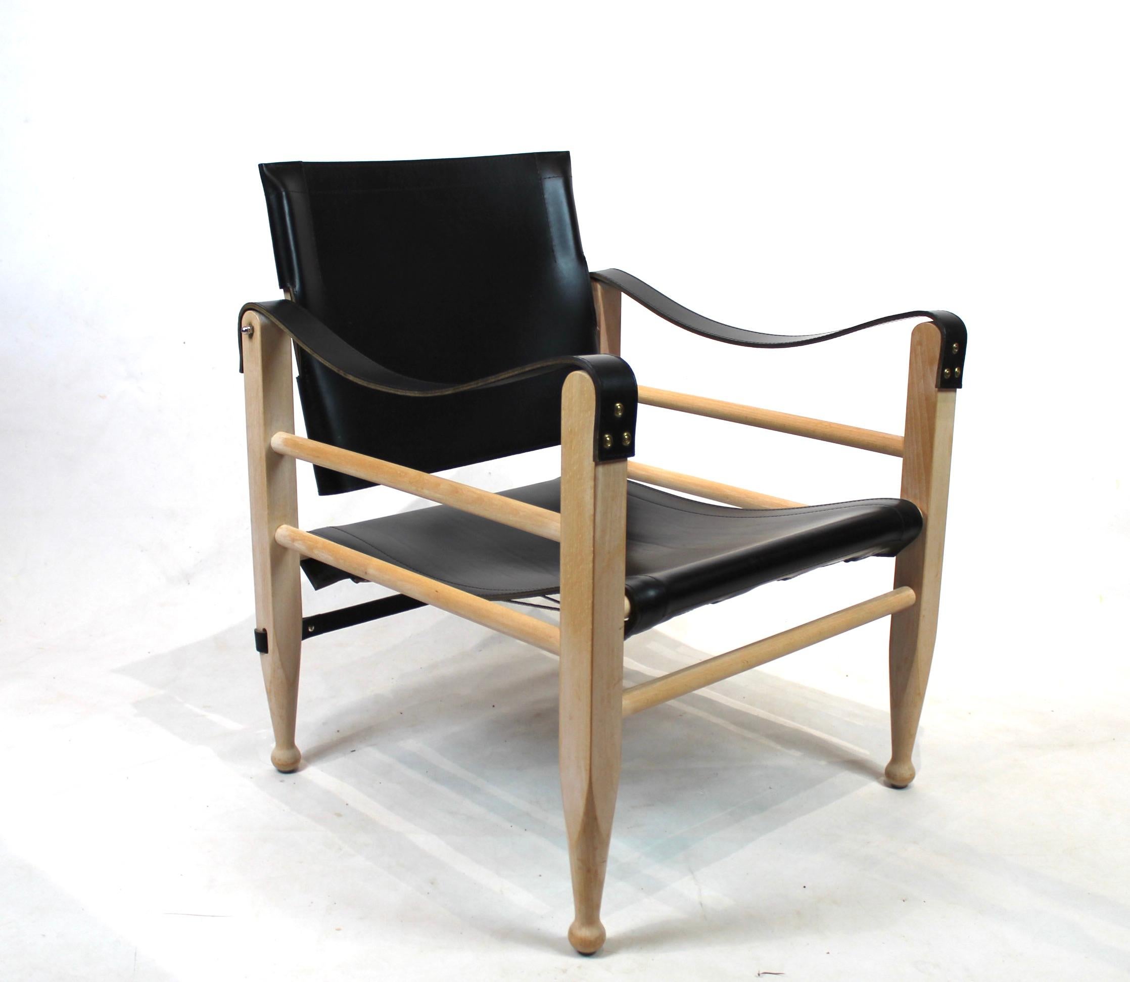 A pair of safari chairs by Aage Bruun & Son of black leather and soap treated beech from the 1960s. The chairs are in great vintage condition.