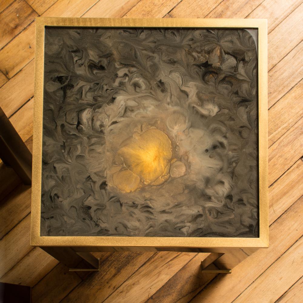 Paire de tables d'appoint de salon avec plateaux laqués peints à la main et base en bois laqué noir. 
  