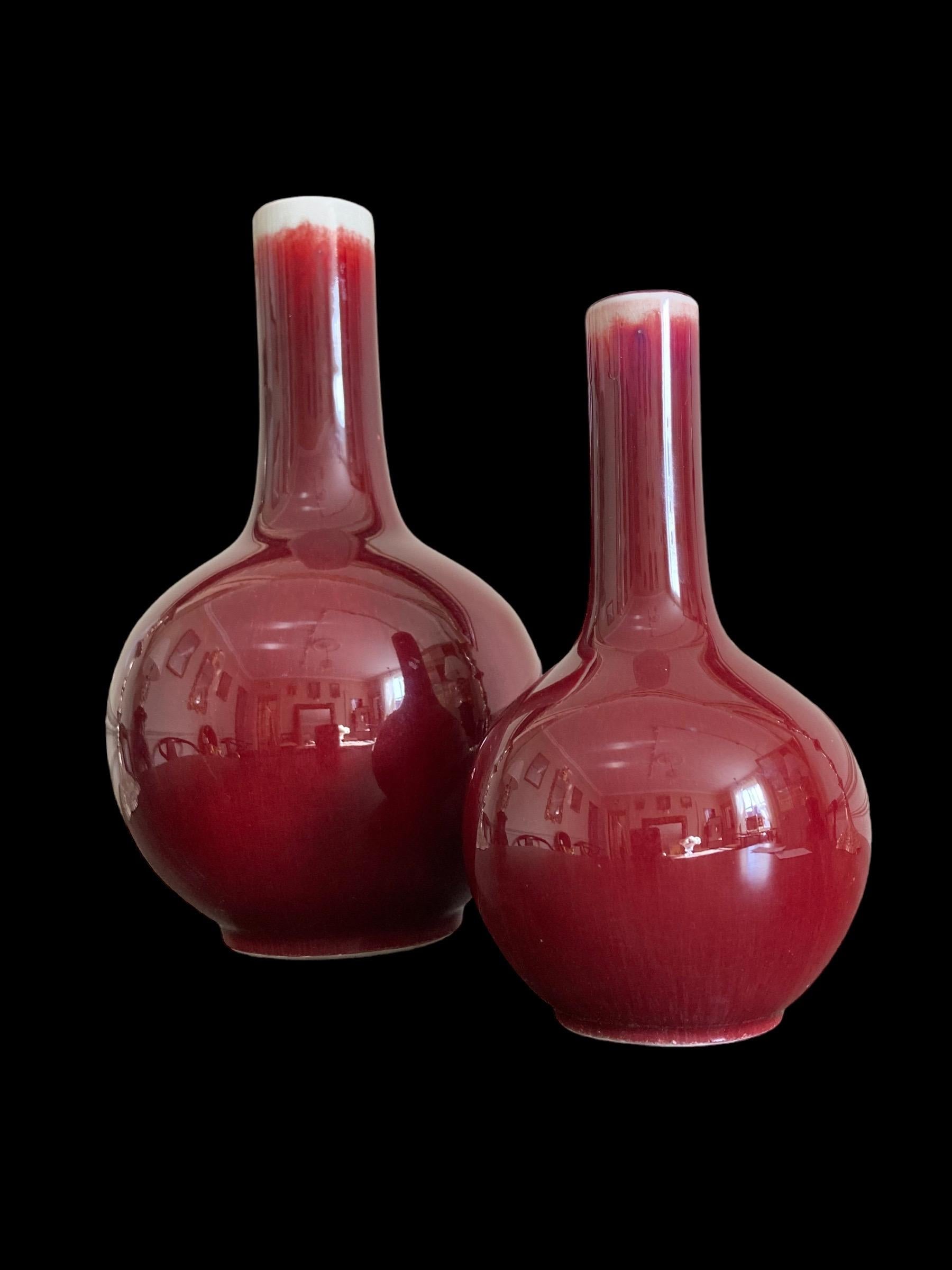 A pair of Sang De Bouef Red Flambe flask vases In Excellent Condition For Sale In Reepham, GB