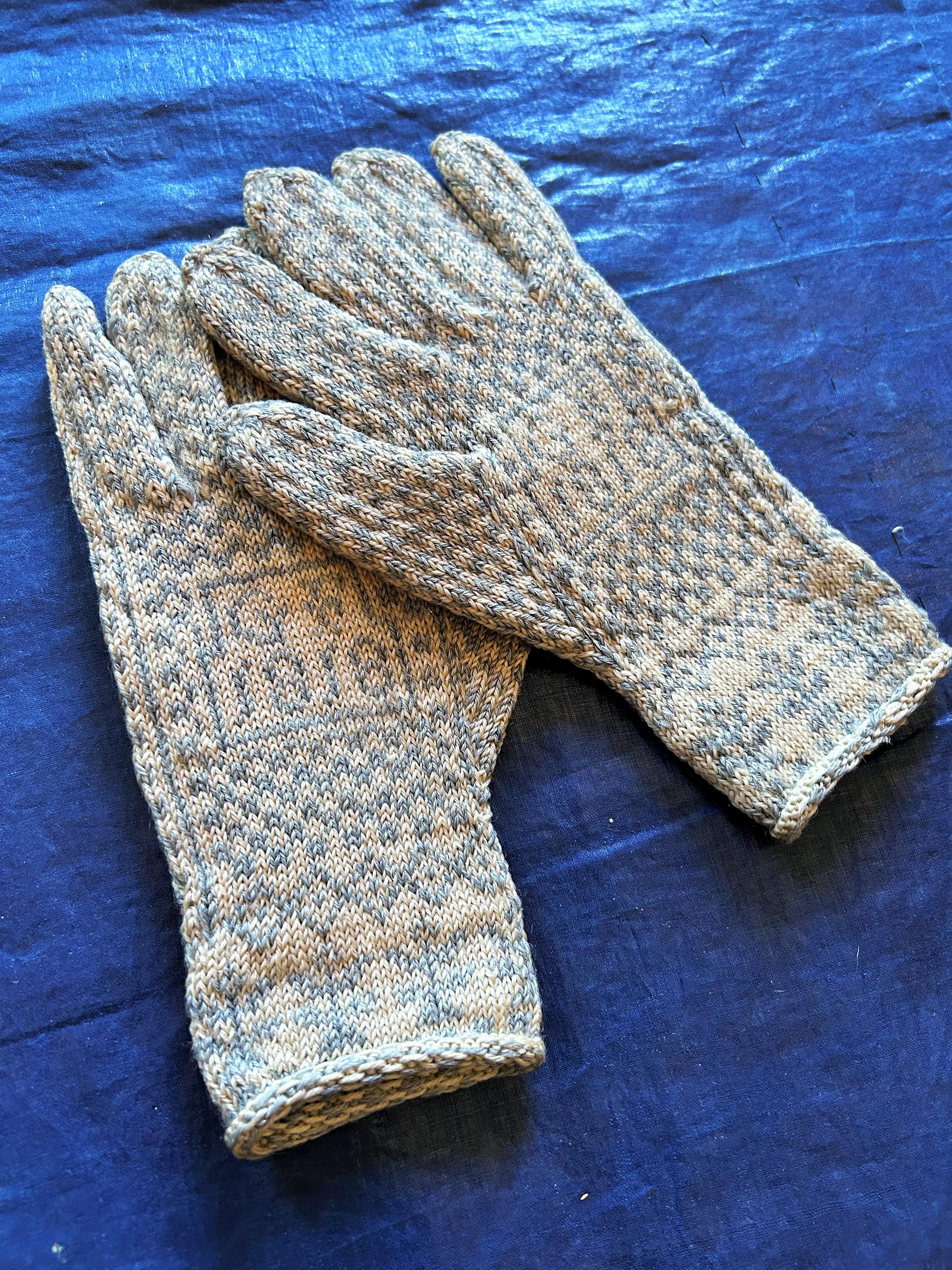 A pair of Sanquhar wool knitted gloves near Dumfries dated 1818 - Scotland 5