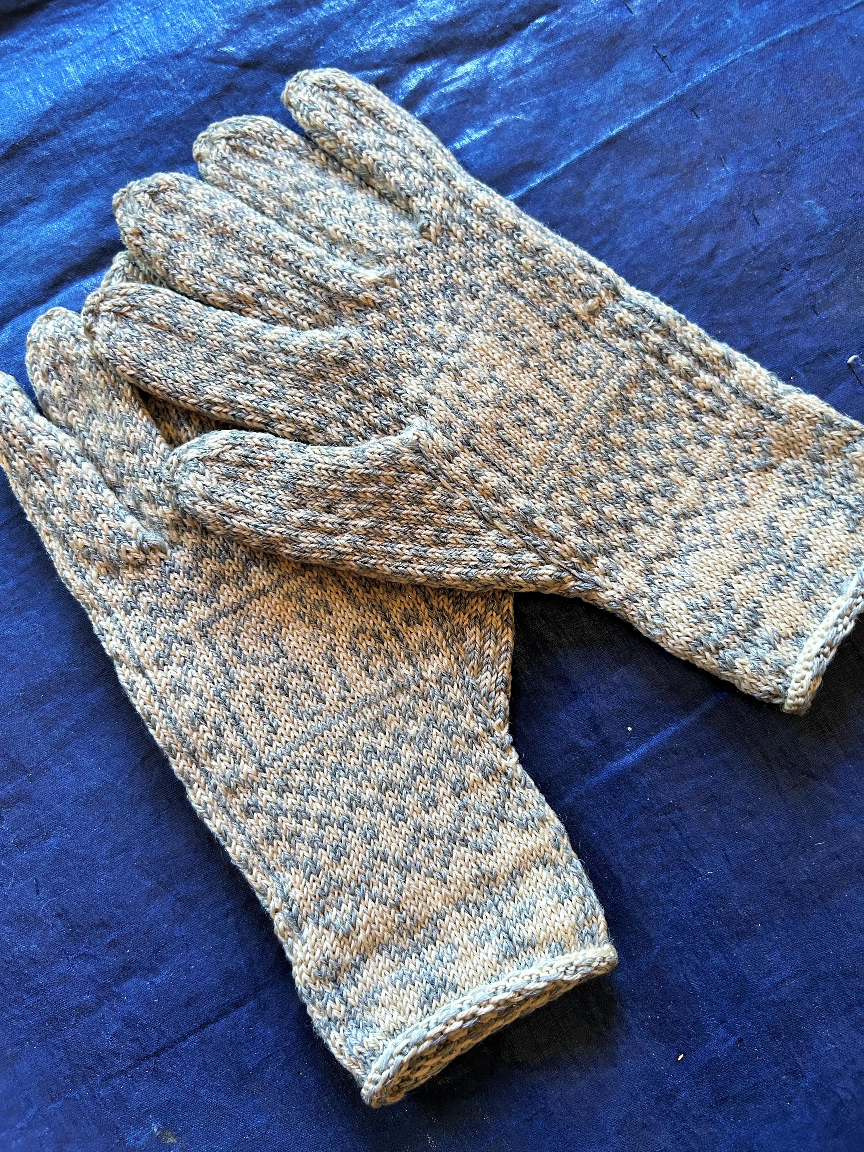 A pair of Sanquhar wool knitted gloves near Dumfries dated 1818 - Scotland 6