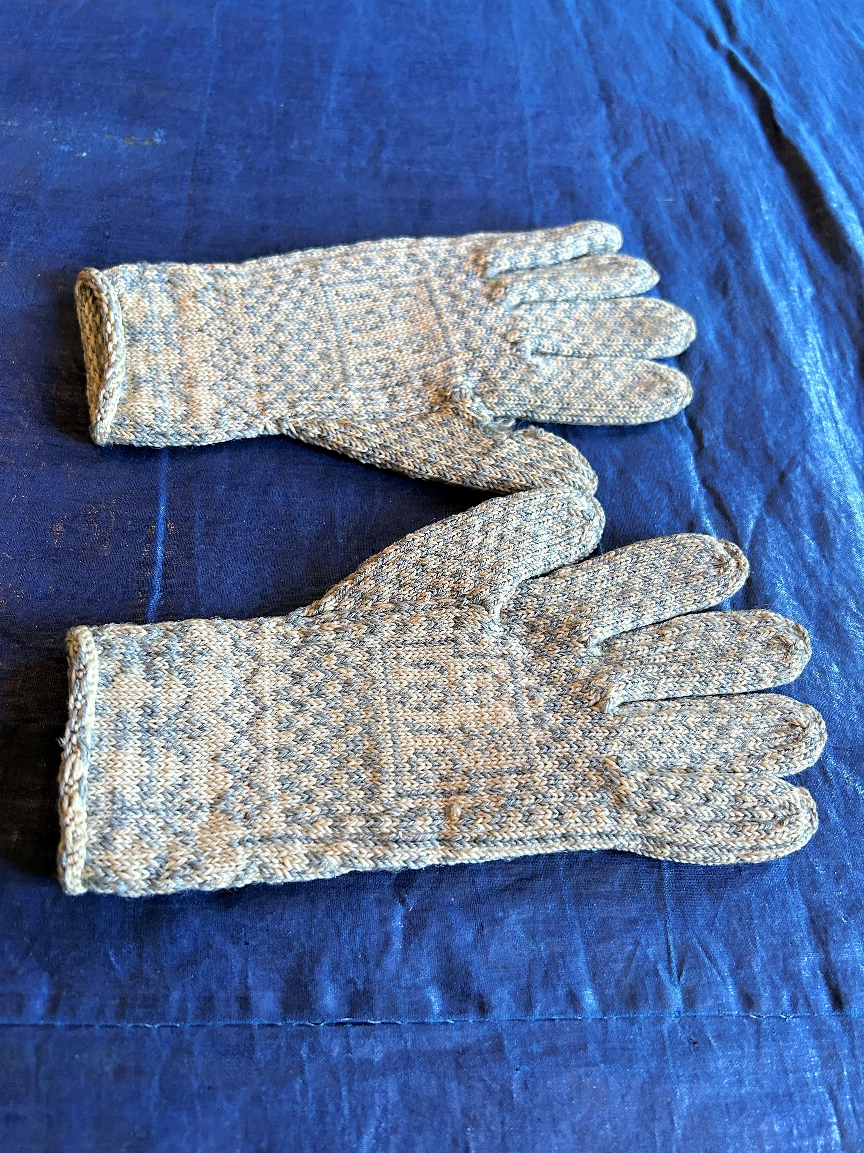 A pair of Sanquhar wool knitted gloves near Dumfries dated 1818 - Scotland 7