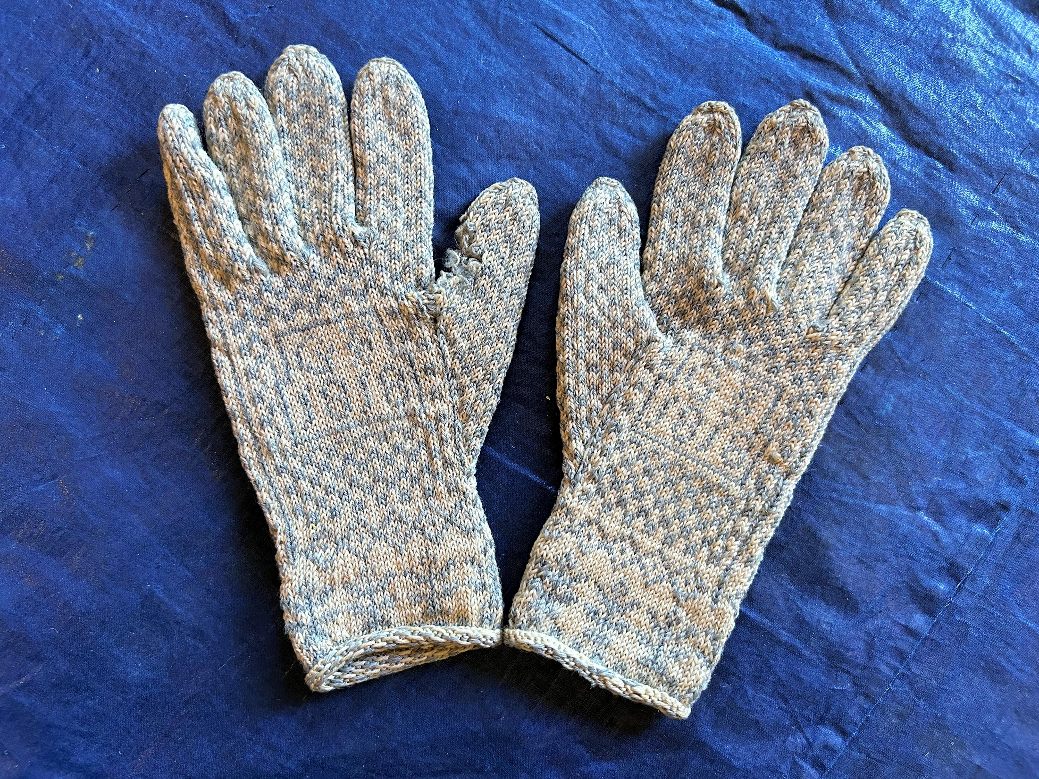 A pair of Sanquhar wool knitted gloves near Dumfries dated 1818 - Scotland 8
