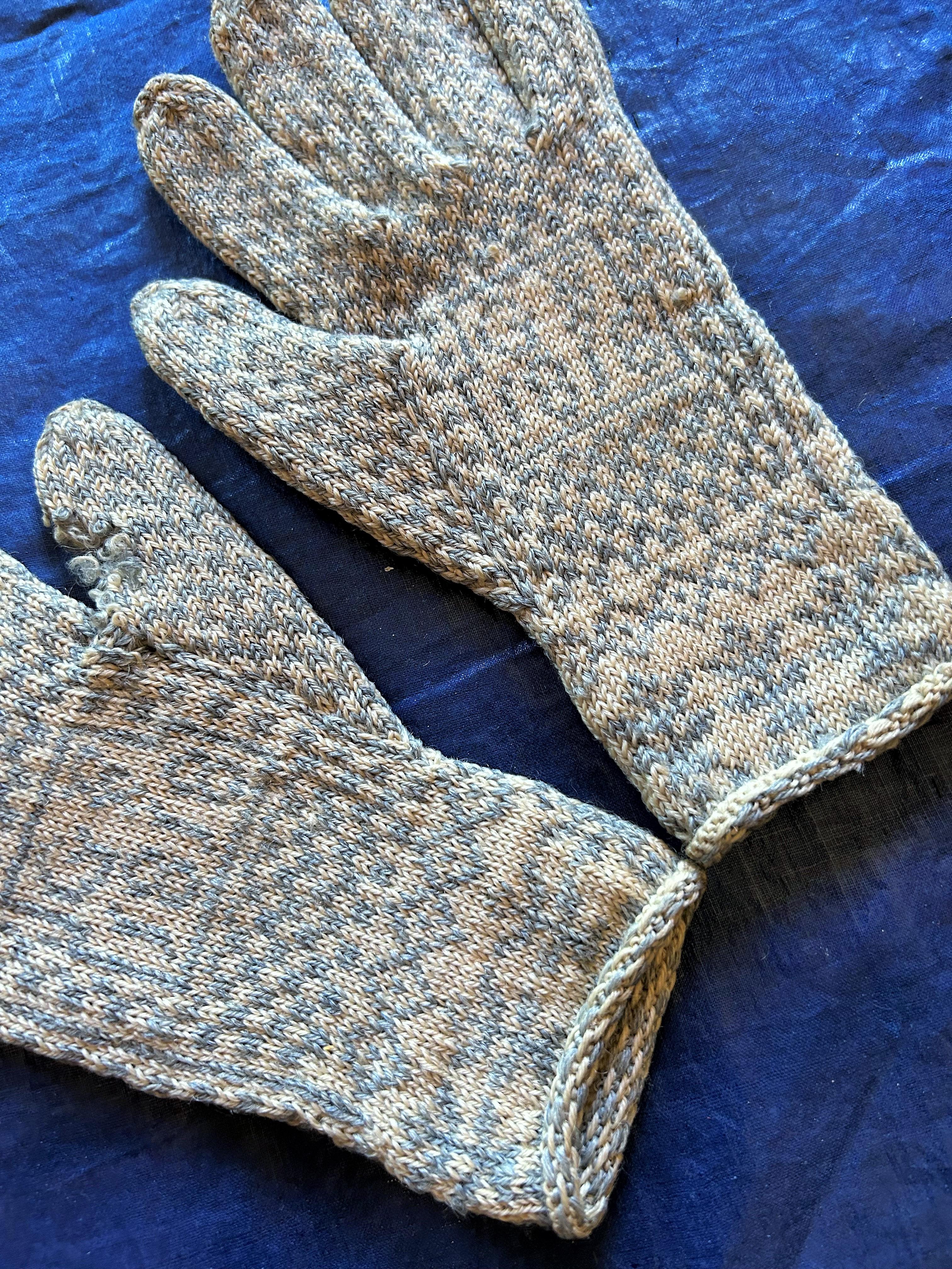 A pair of Sanquhar wool knitted gloves near Dumfries dated 1818 - Scotland 9