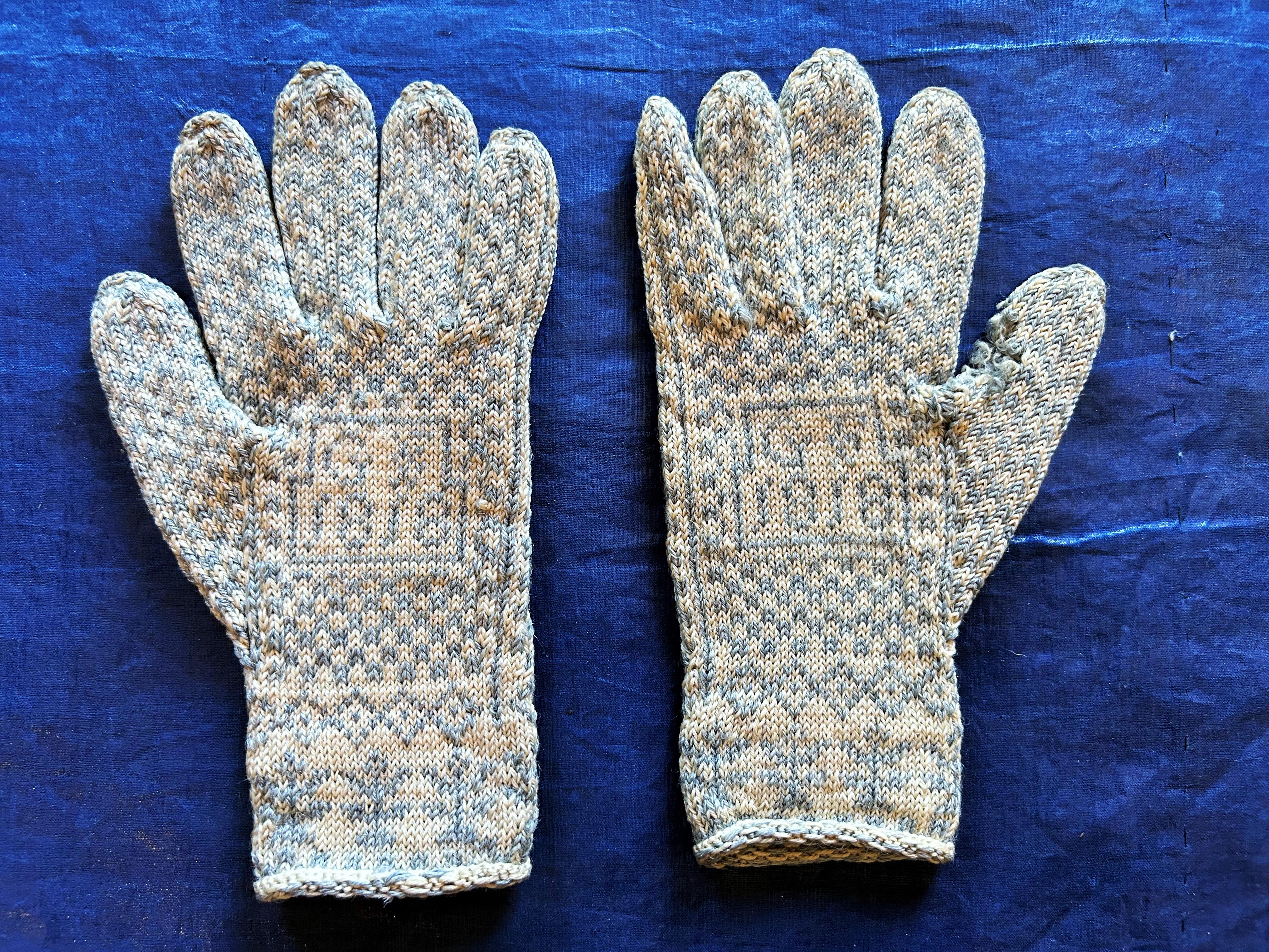 Women's A pair of Sanquhar wool knitted gloves near Dumfries dated 1818 - Scotland