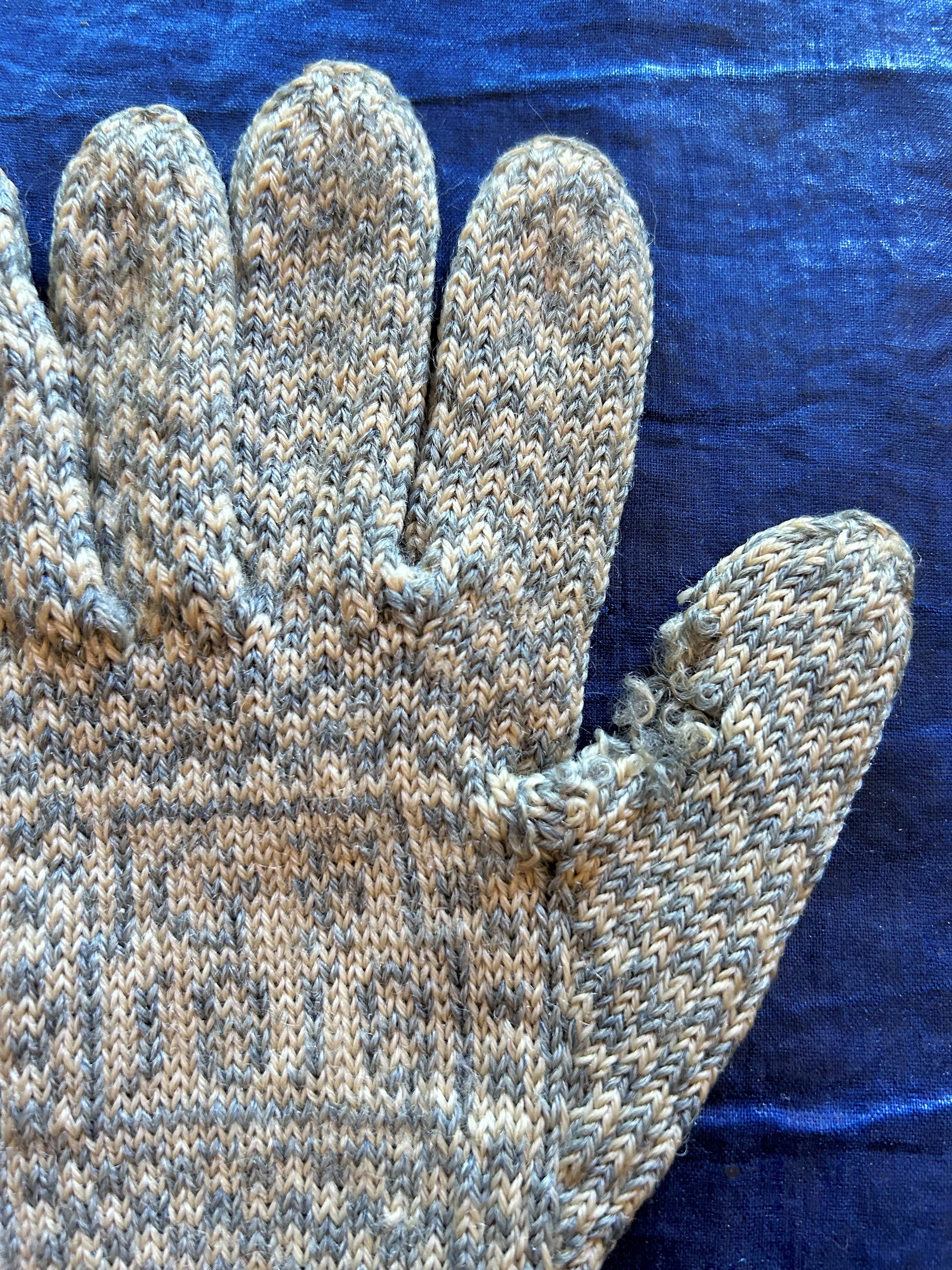A pair of Sanquhar wool knitted gloves near Dumfries dated 1818 - Scotland 2
