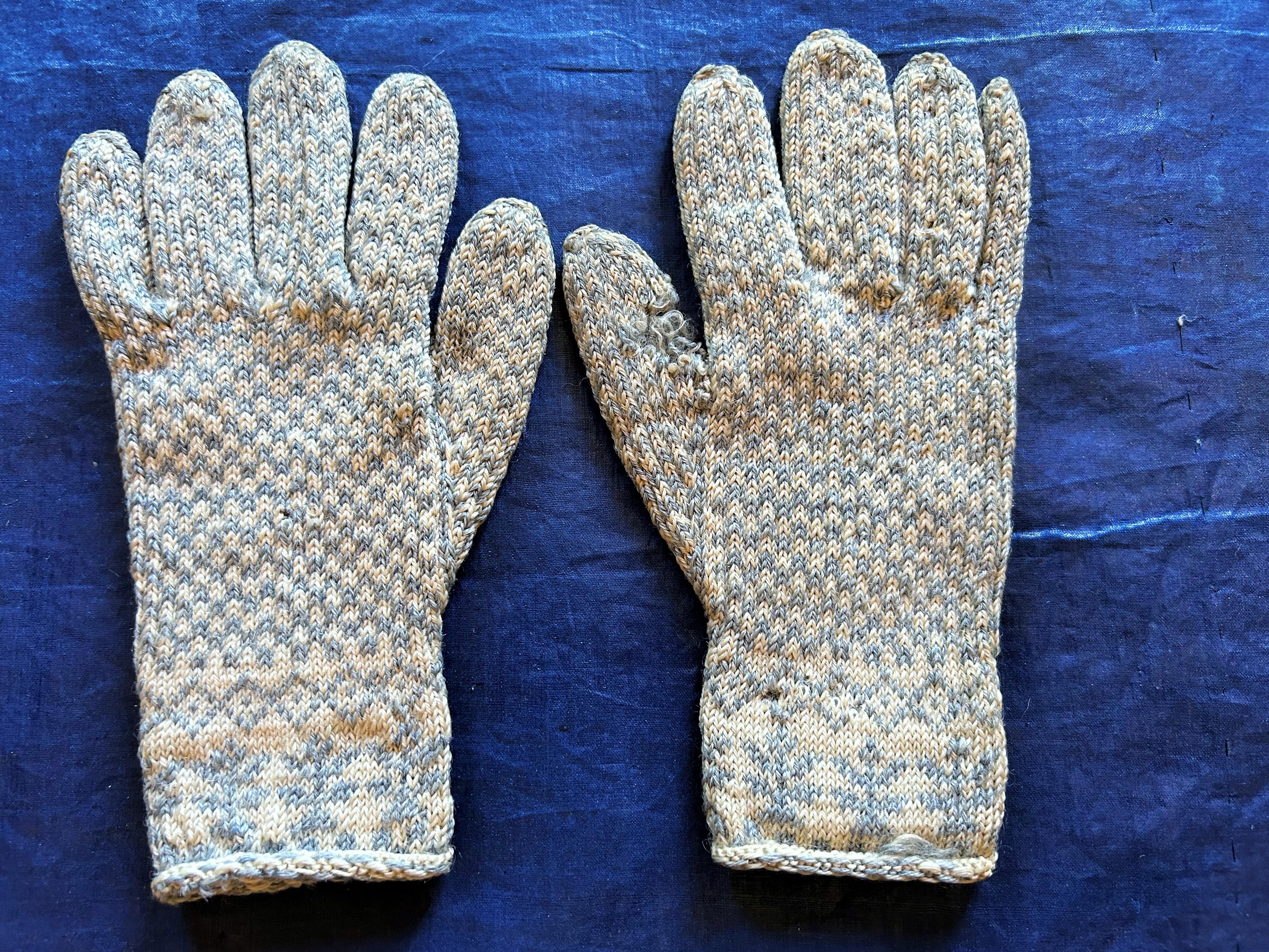 A pair of Sanquhar wool knitted gloves near Dumfries dated 1818 - Scotland 3