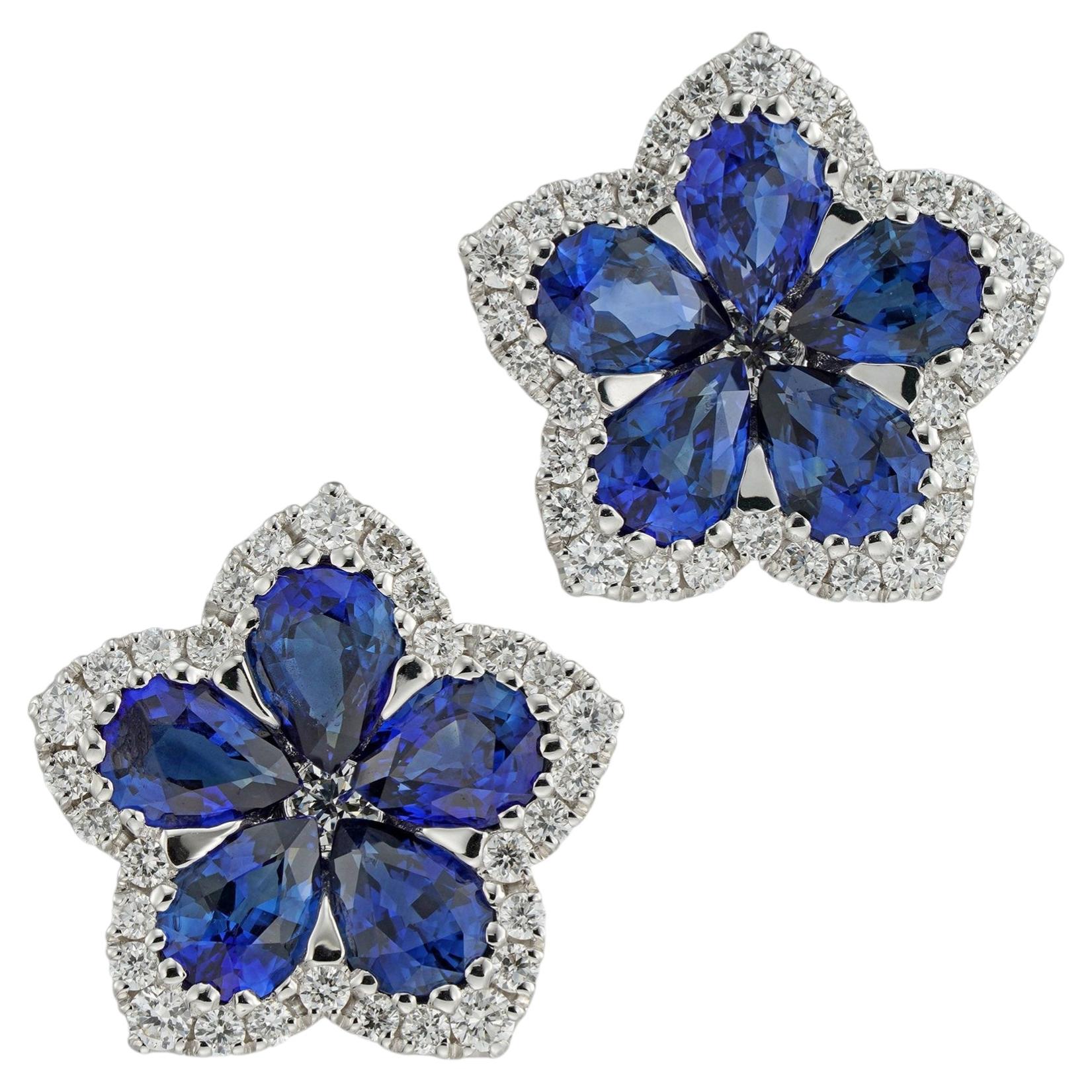 Un par de pendientes con motivos florales de zafiro y diamantes