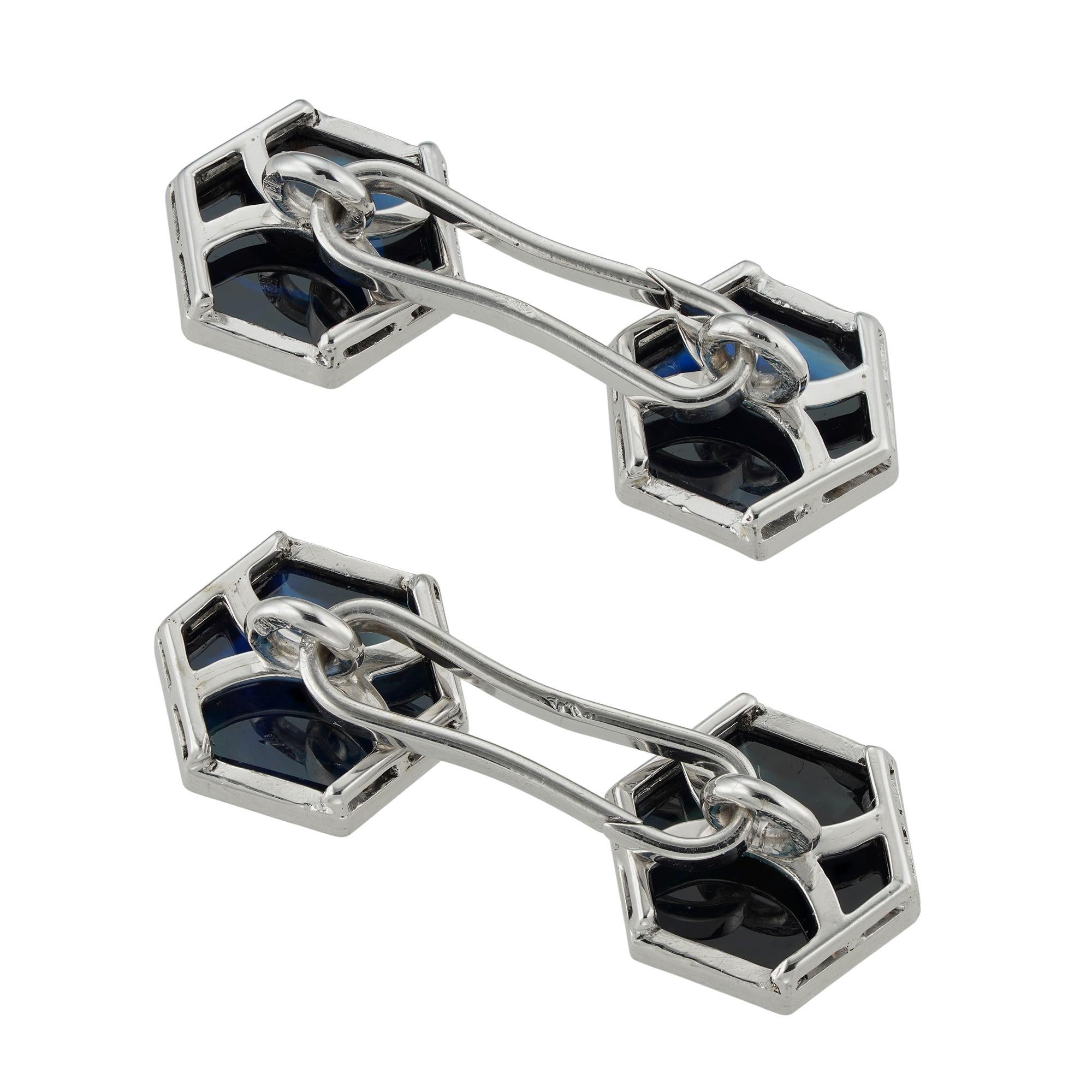 Une paire de boutons de manchette hexagonaux en saphir, chaque bouton de manchette étant serti de deux sections hexagonales contenant chacune un saphir hexagonal taillé en cabochon, dans une monture à frottement, le tout en or blanc 18ct, marques