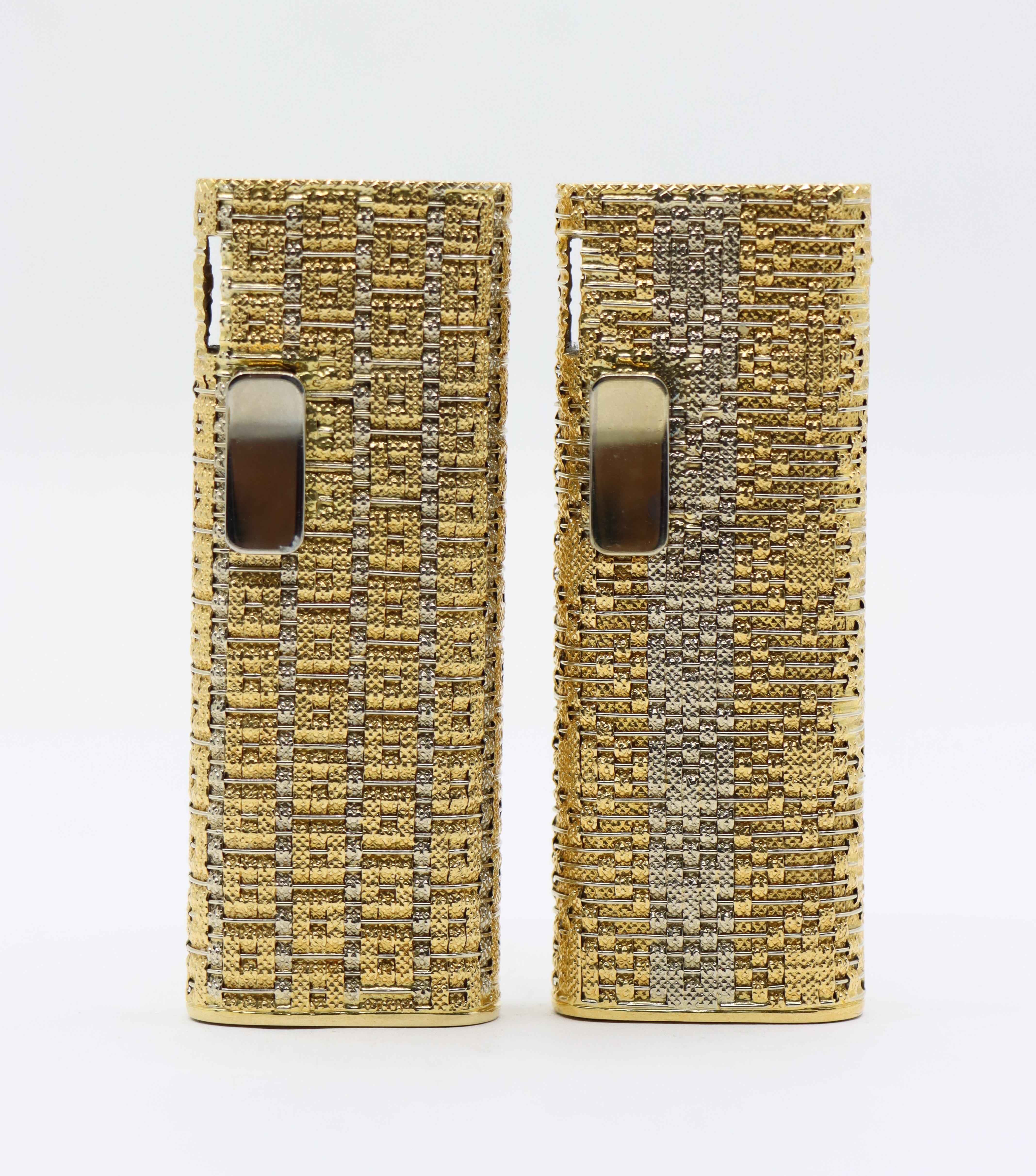 Ein Paar Sarome 18K Gold Feuerzeuge
(Cartier Weave Style)
18K Gold Außenmantel wie aus den Fotos der Basis festgestellt werden kann.

Ungefähre Abmessungen:
7,4 cm (Tiefe)
2,8 cm (Länge)
1,2 cm (Breite)
Gewicht: 63,1/57,2 Gramm.