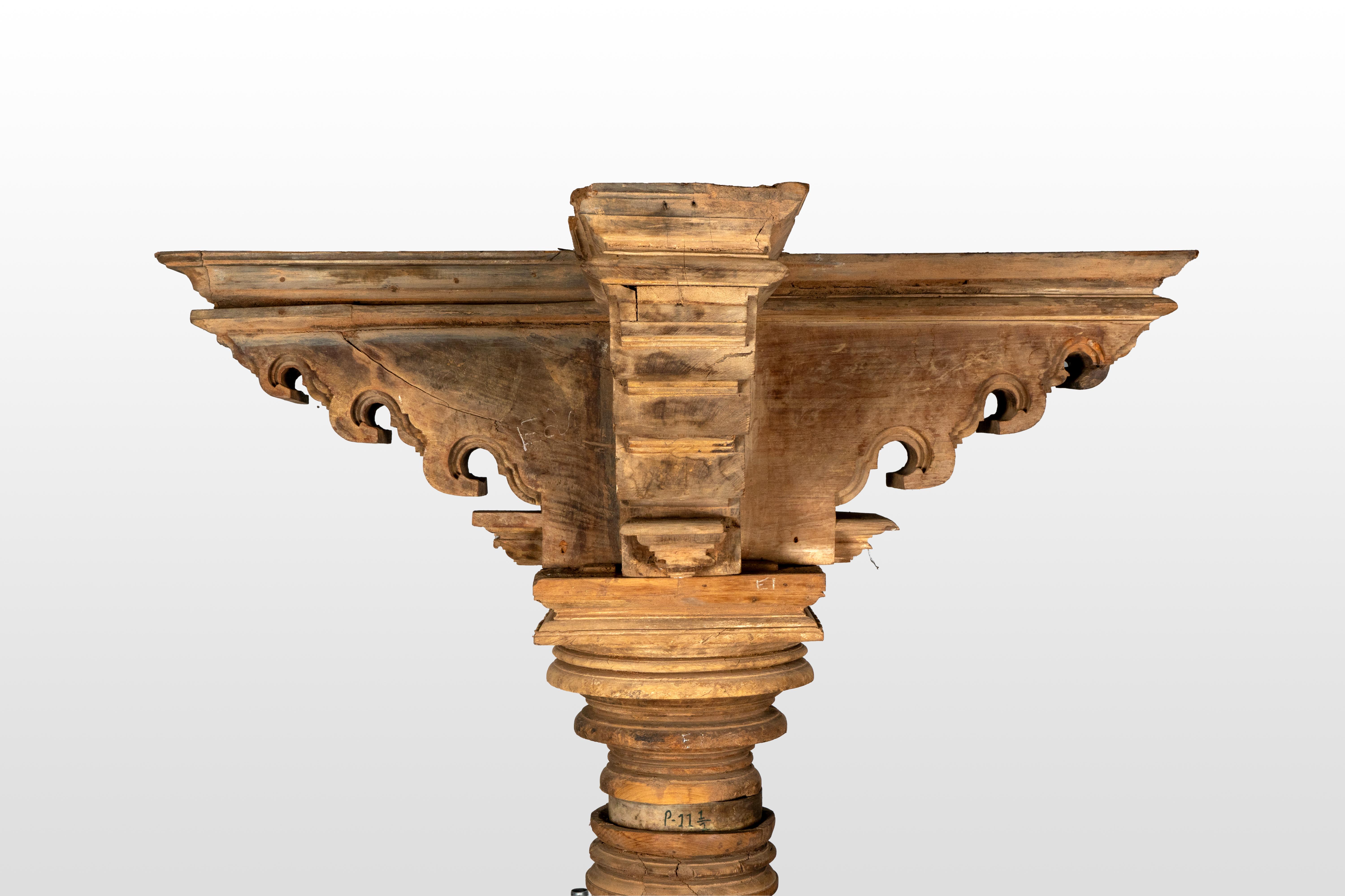 Paire de colonnes indiennes en bois satiné de Chettinad en vente 3