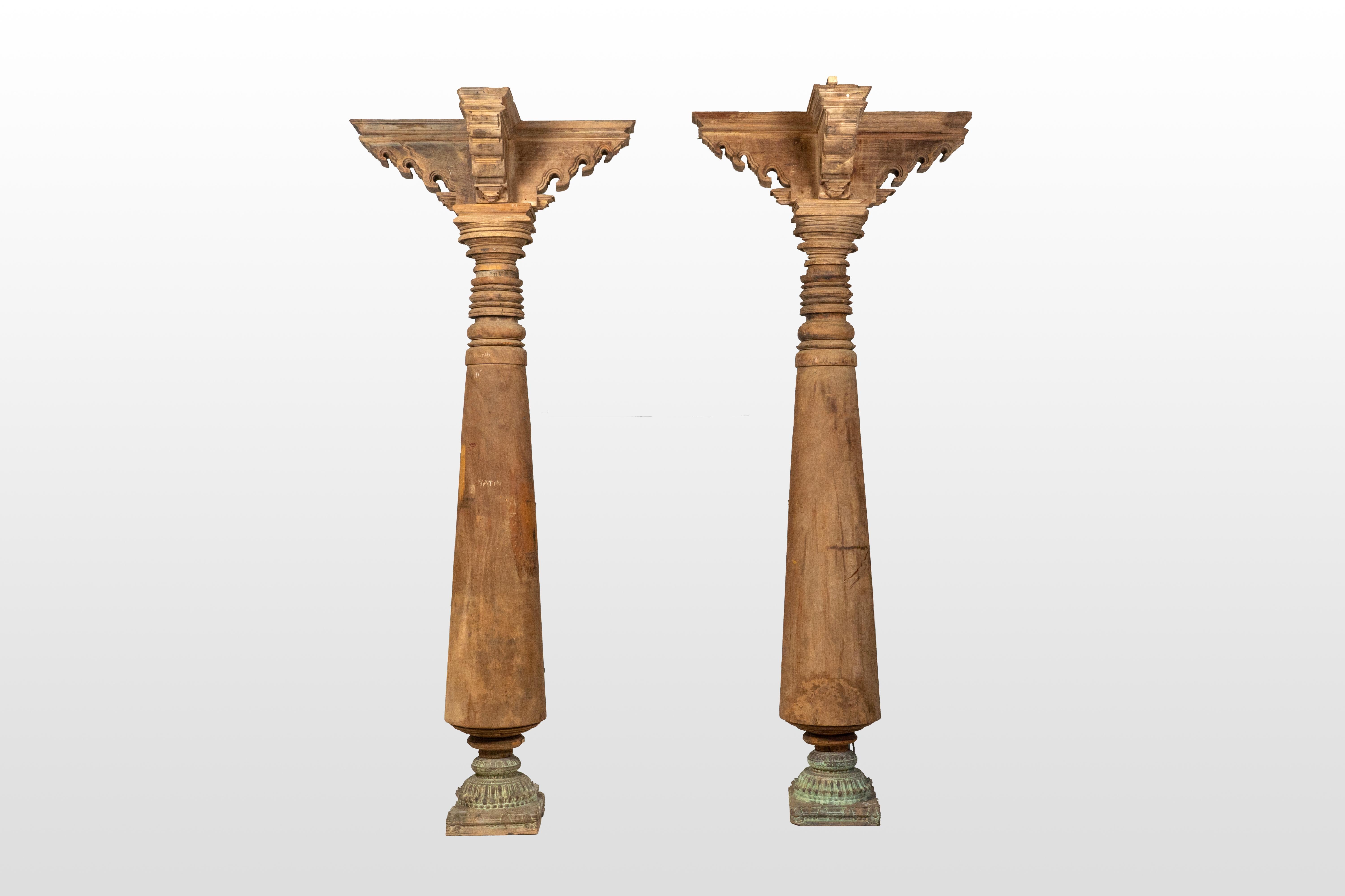 Ces colonnes monumentales de Chettinad sont la quintessence des caractéristiques architecturales des maisons haveli traditionnelles de la région de Chettinadu, dans le Tamil Nadu, en Inde. Fabriqués en bois satiné durable et d'un éclat subtil, ils