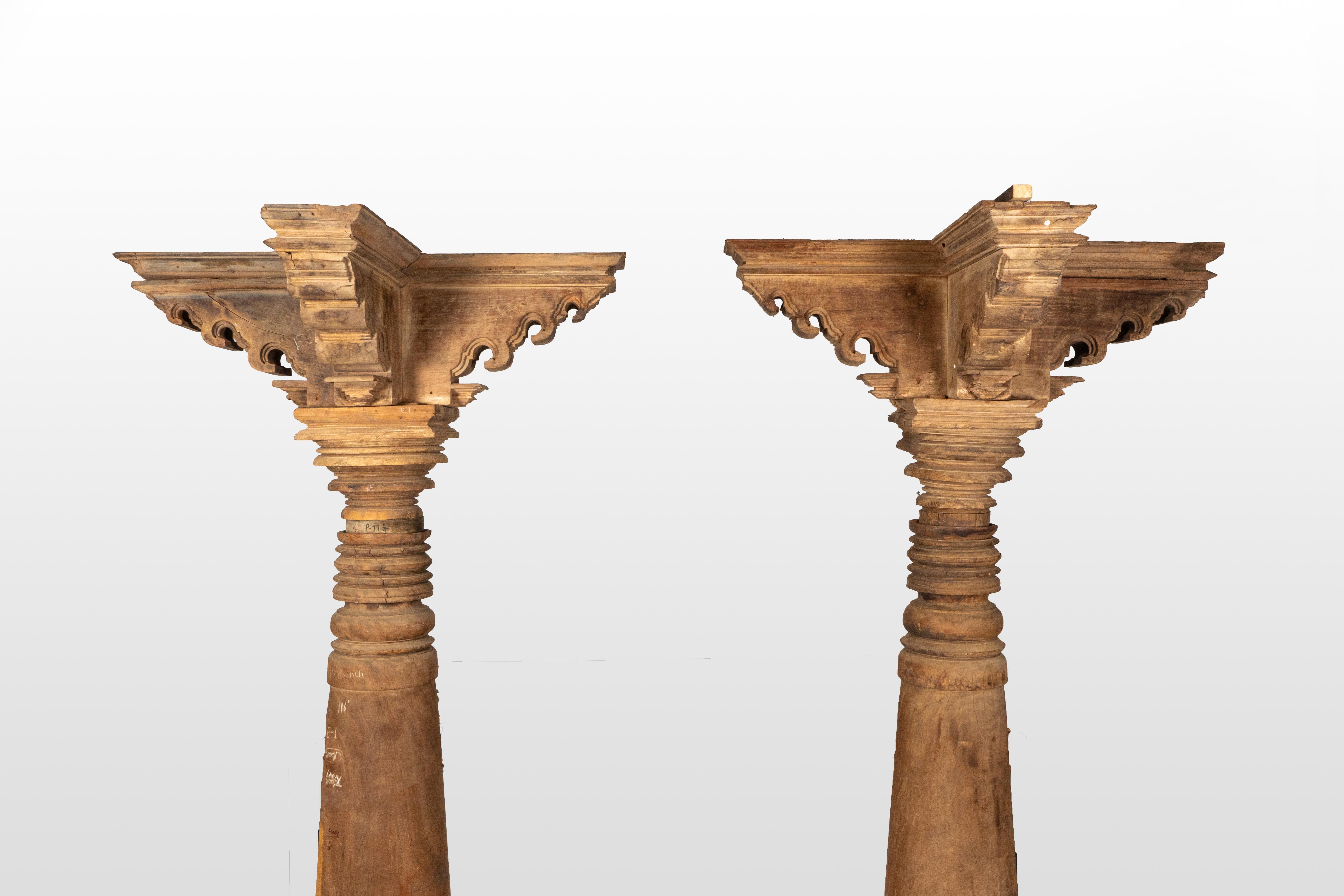 Indien Paire de colonnes indiennes en bois satiné de Chettinad en vente