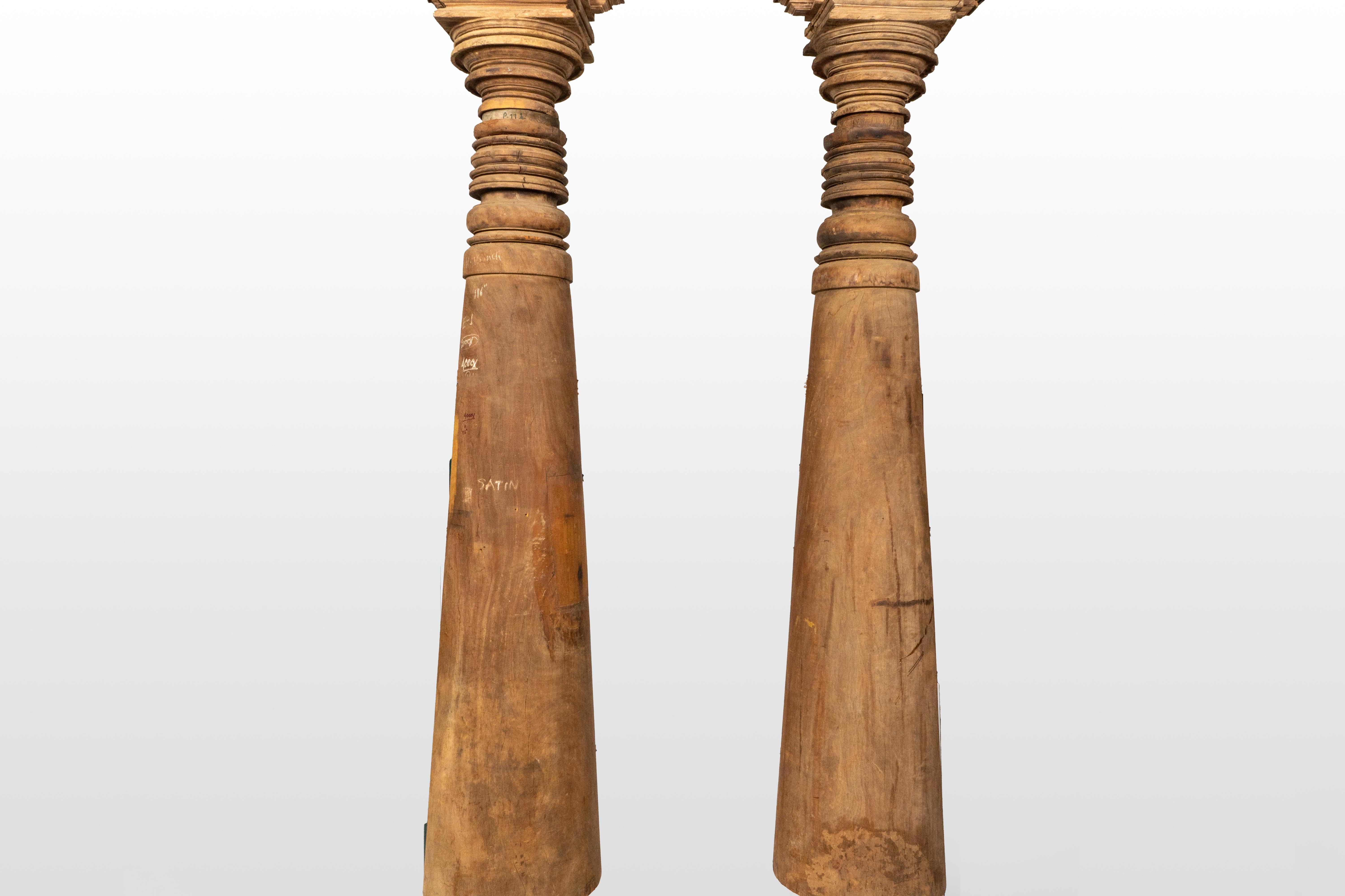 Sculpté à la main Paire de colonnes indiennes en bois satiné de Chettinad en vente