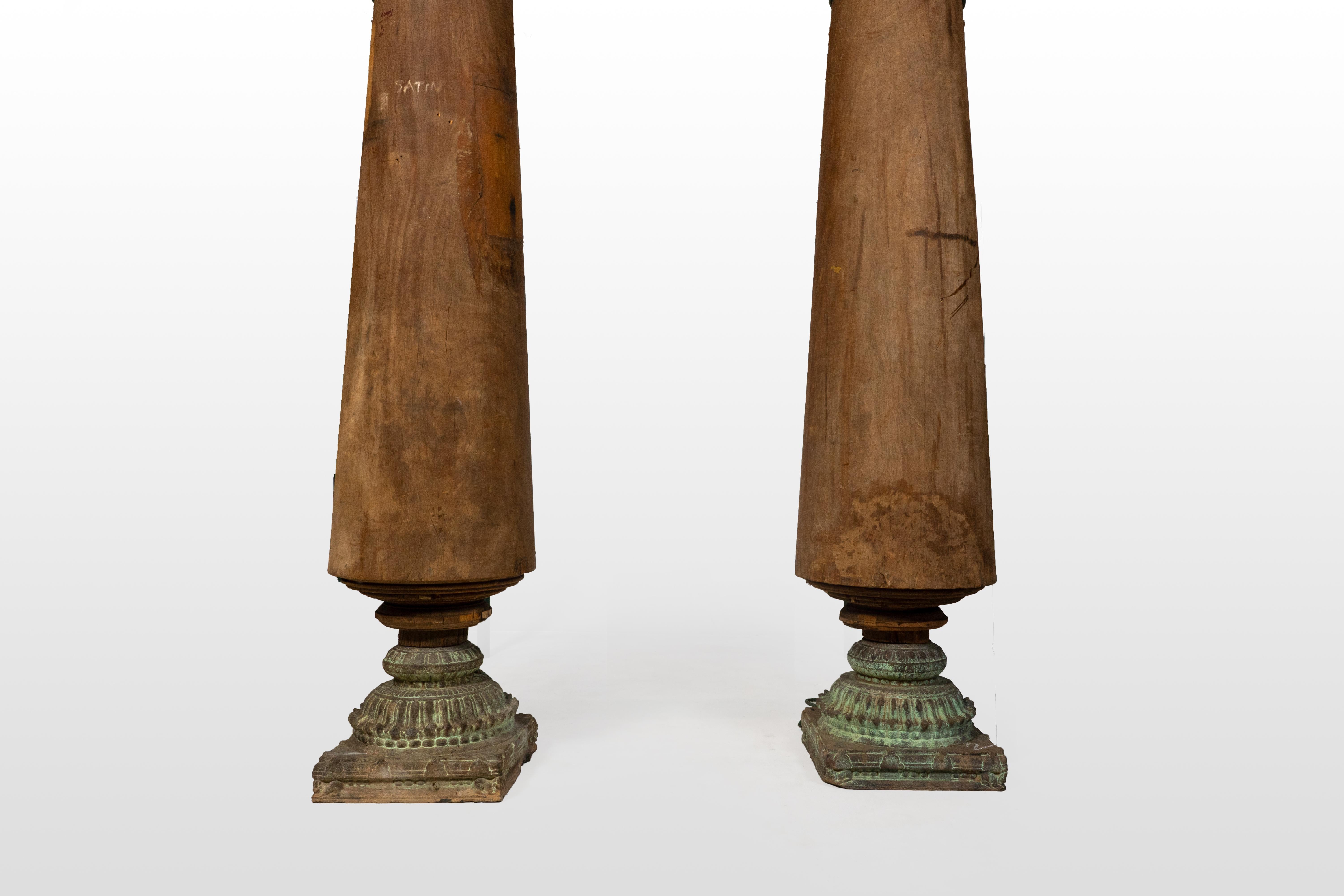 Paire de colonnes indiennes en bois satiné de Chettinad Bon état - En vente à Chicago, IL