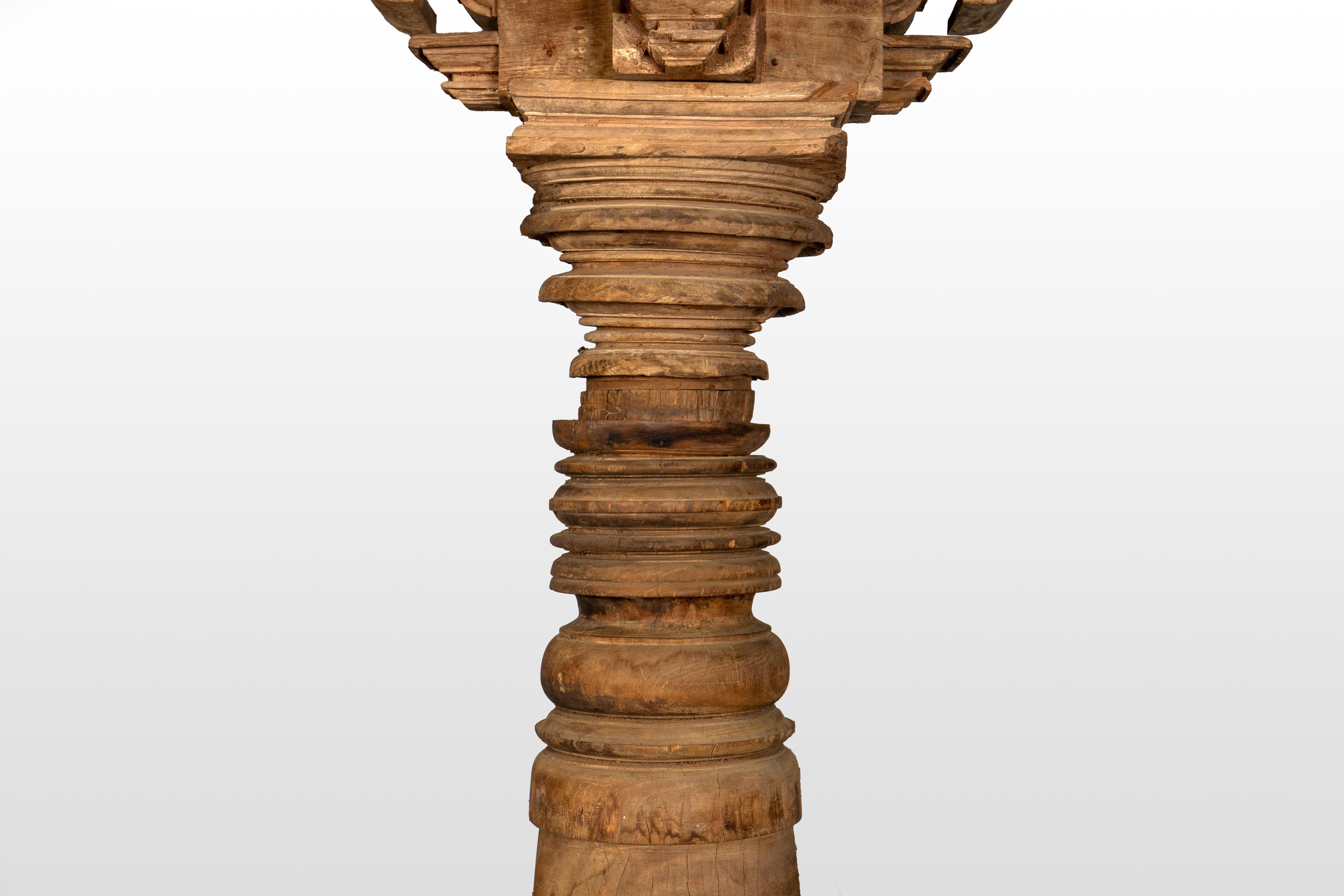 Paire de colonnes indiennes en bois satiné de Chettinad en vente 1