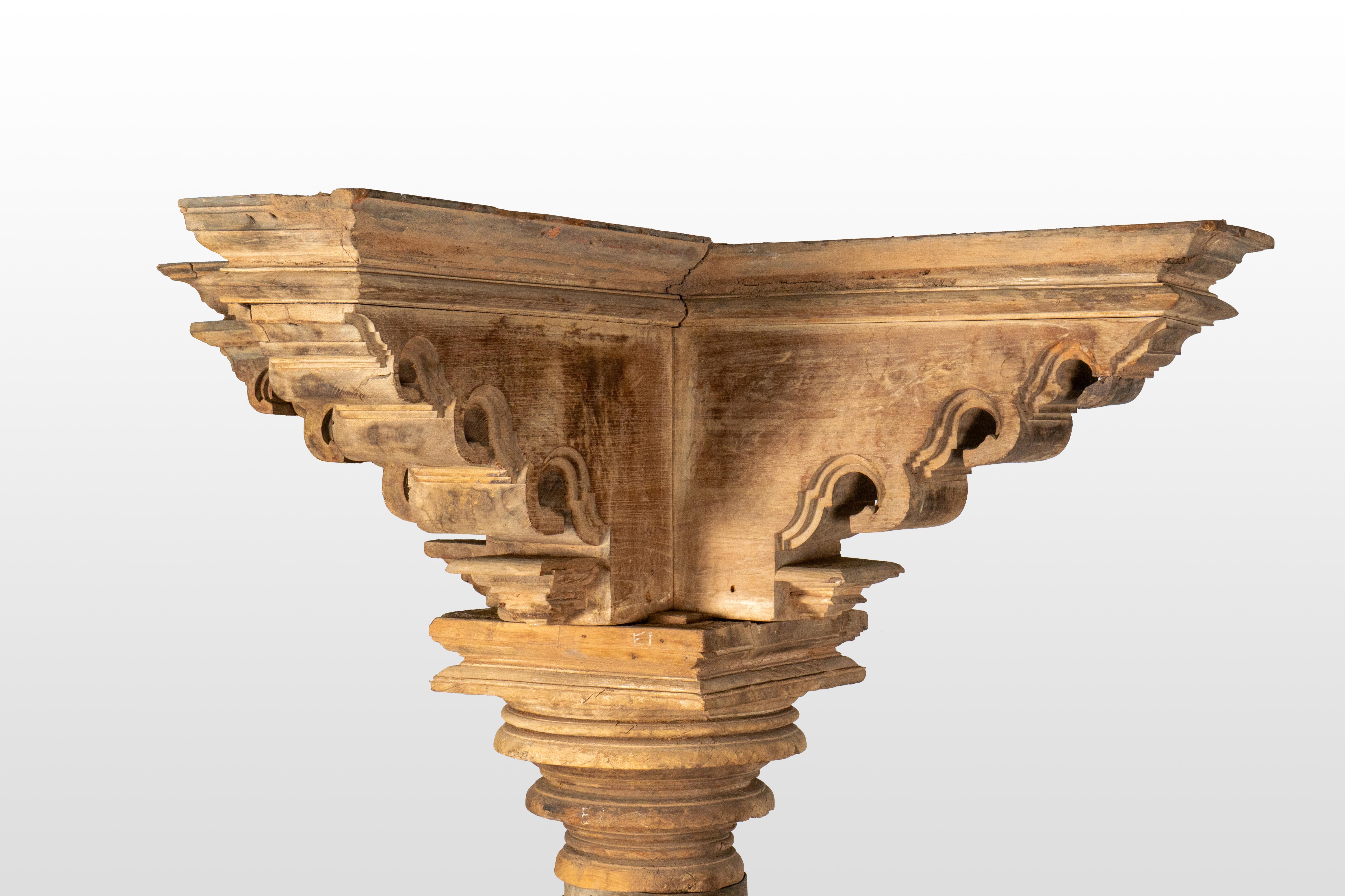 Paire de colonnes indiennes en bois satiné de Chettinad en vente 2