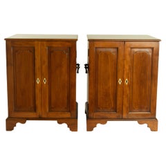 Paire de meubles de table de collection en bois de satin de style anglo-chinois