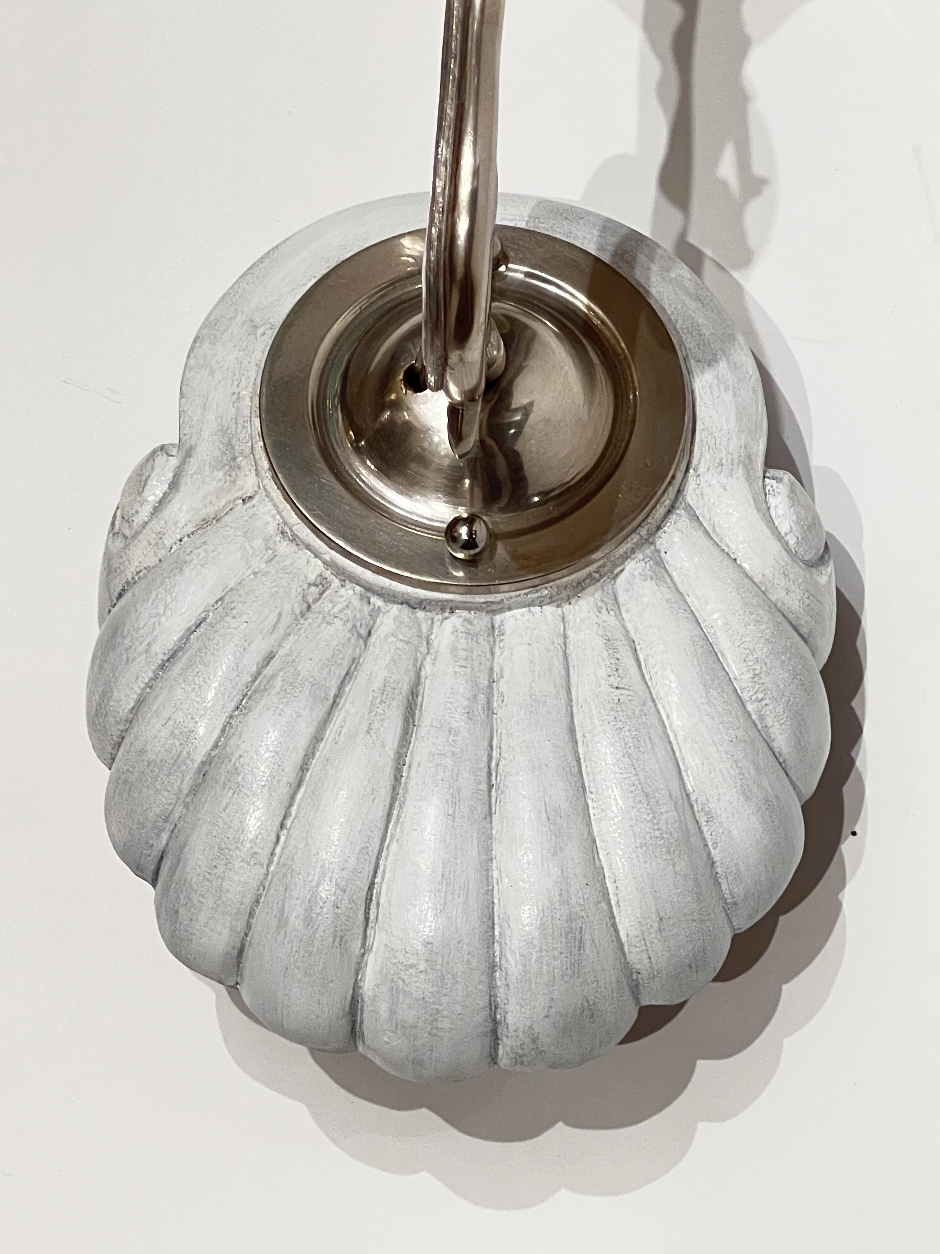 Americano Coppia di David Duncan, lampade a smerlo con paralumi trasparenti a uragano e bracci d'argento in vendita