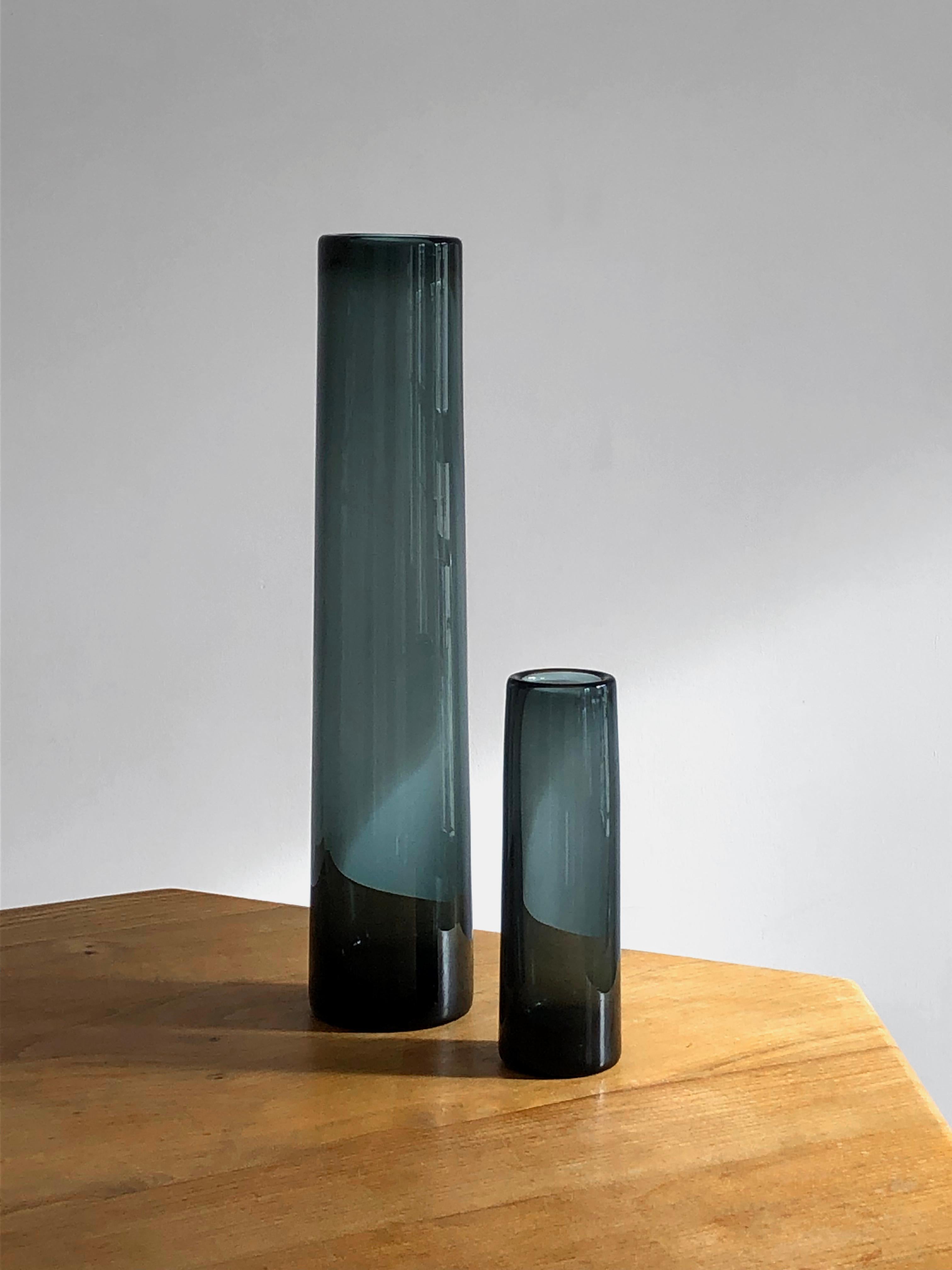 A Pair of SCANDINAVIAN GLASS VASES, by PER LUTKEN, for HOLMEGAARD, Denmark 1960 In Good Condition For Sale In PARIS, FR