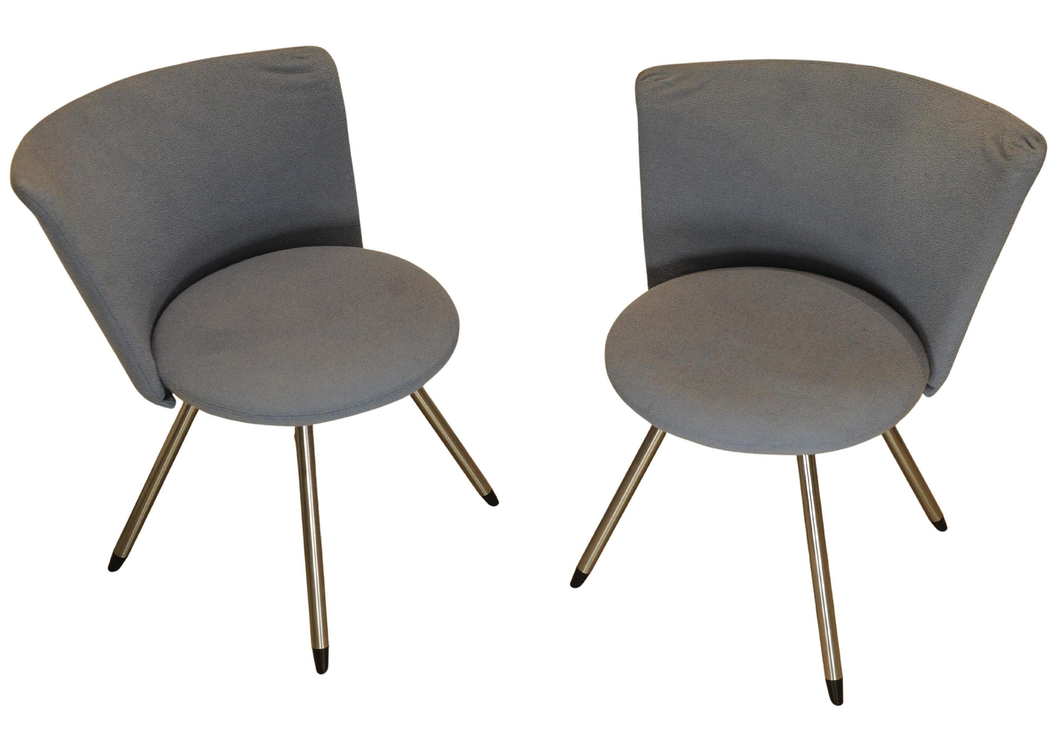 Pareja de sillas de cóctel escandinavas modernas de color azul, modelo Ej11, de Erik Jorgensen Terciopelo en venta