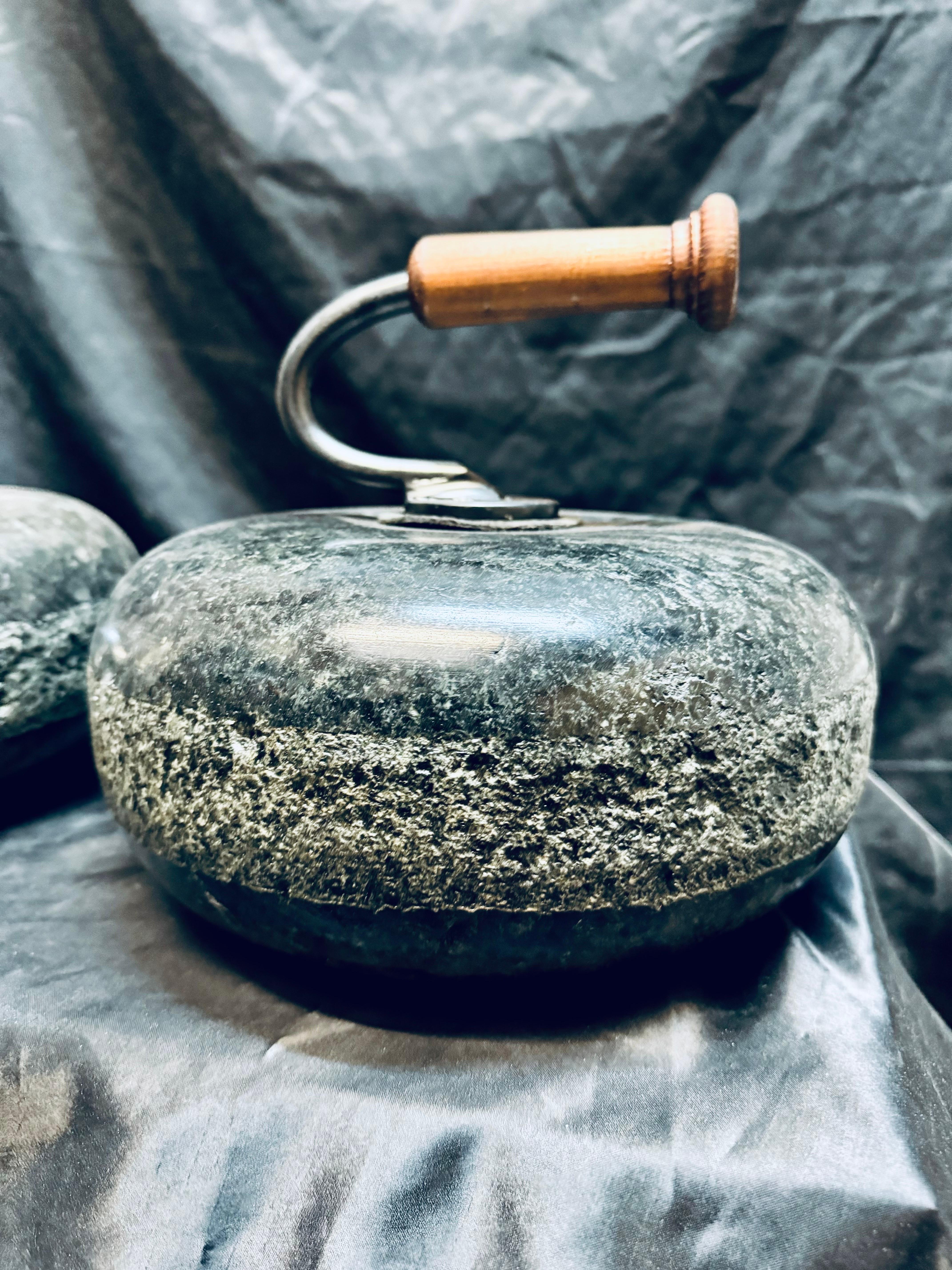 Una rara coppia di antiche pietre da curling in granito scozzese. Questa coppia di pietre arricciate sarebbe fantastica ai lati di una porta d'ingresso, oppure posizionata sul focolare di un caminetto a sostegno di antichi strumenti da fuoco.

Ogni
