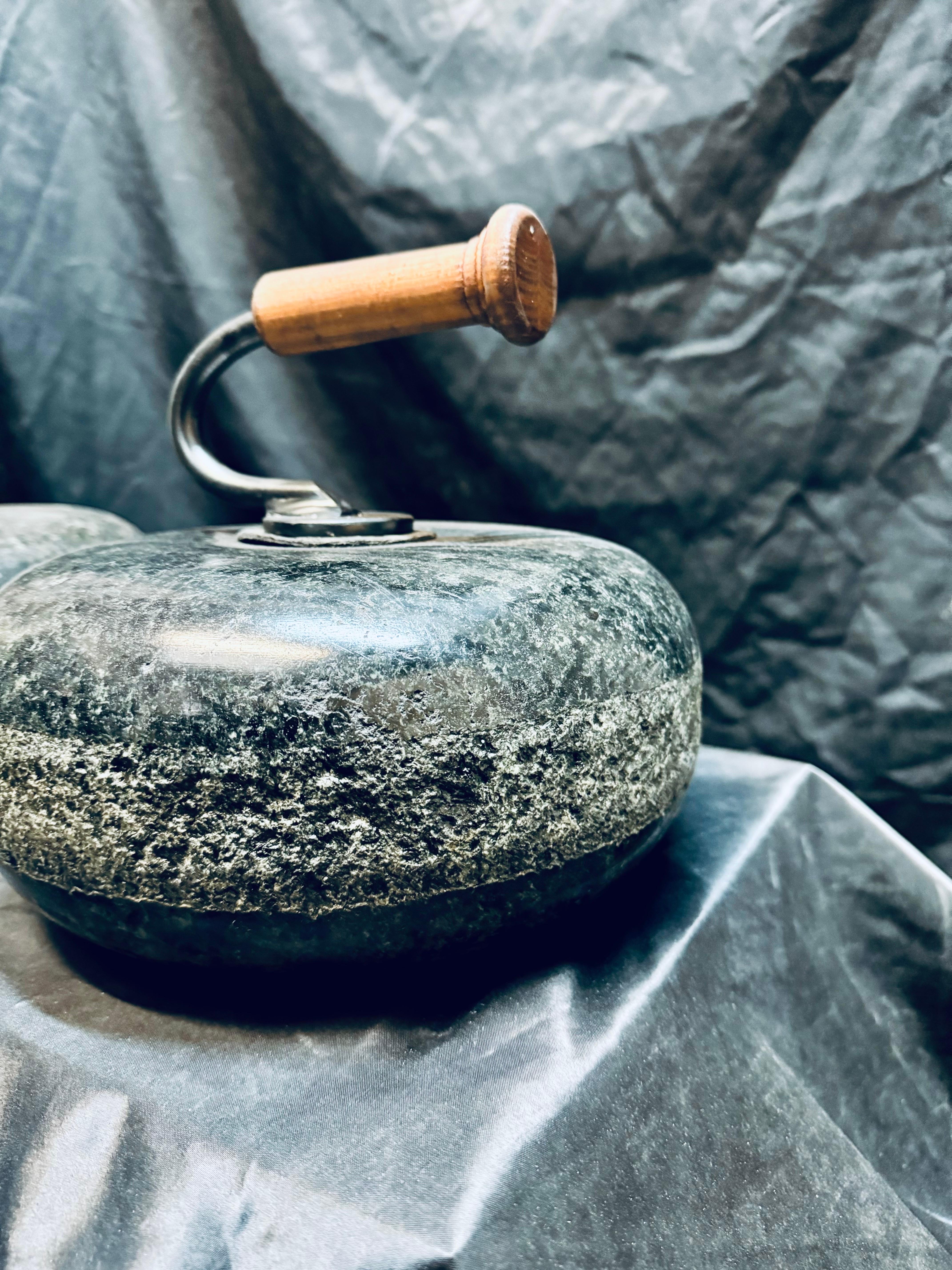 Vittoriano Una coppia di antiche pietre da curling scozzesi in granito. in vendita