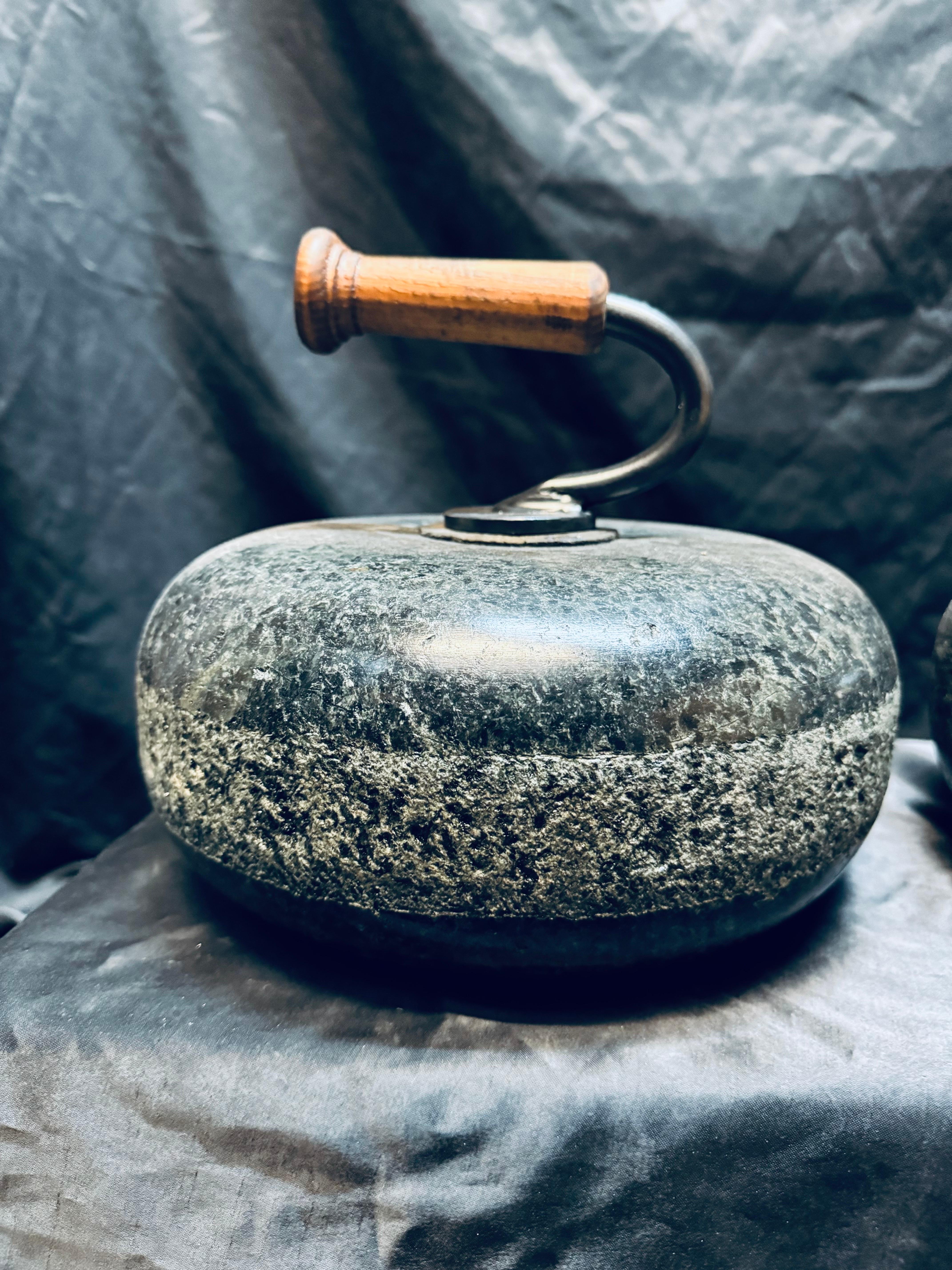 Scozzese Una coppia di antiche pietre da curling scozzesi in granito. in vendita