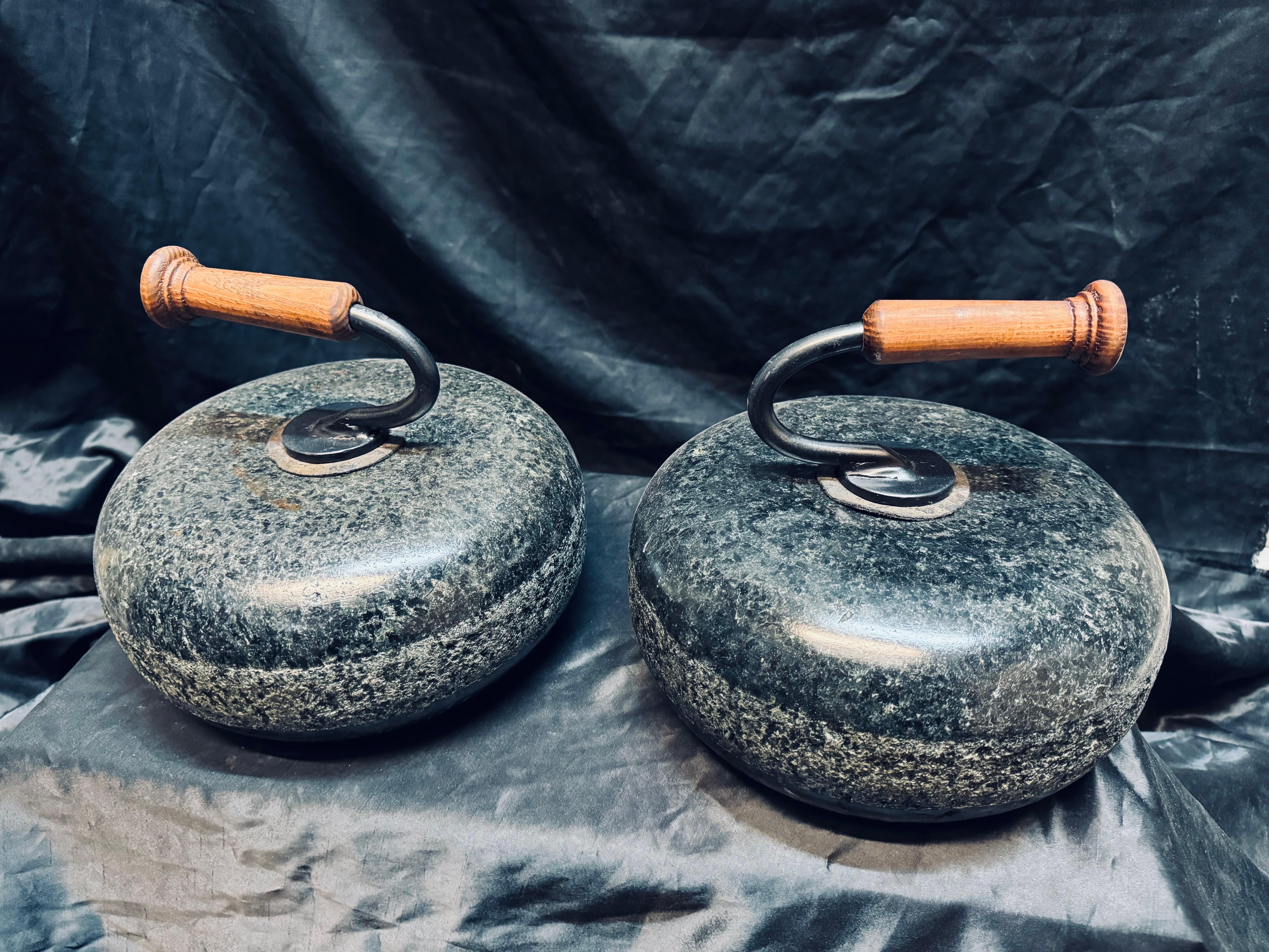 Intagliato Una coppia di antiche pietre da curling scozzesi in granito. in vendita