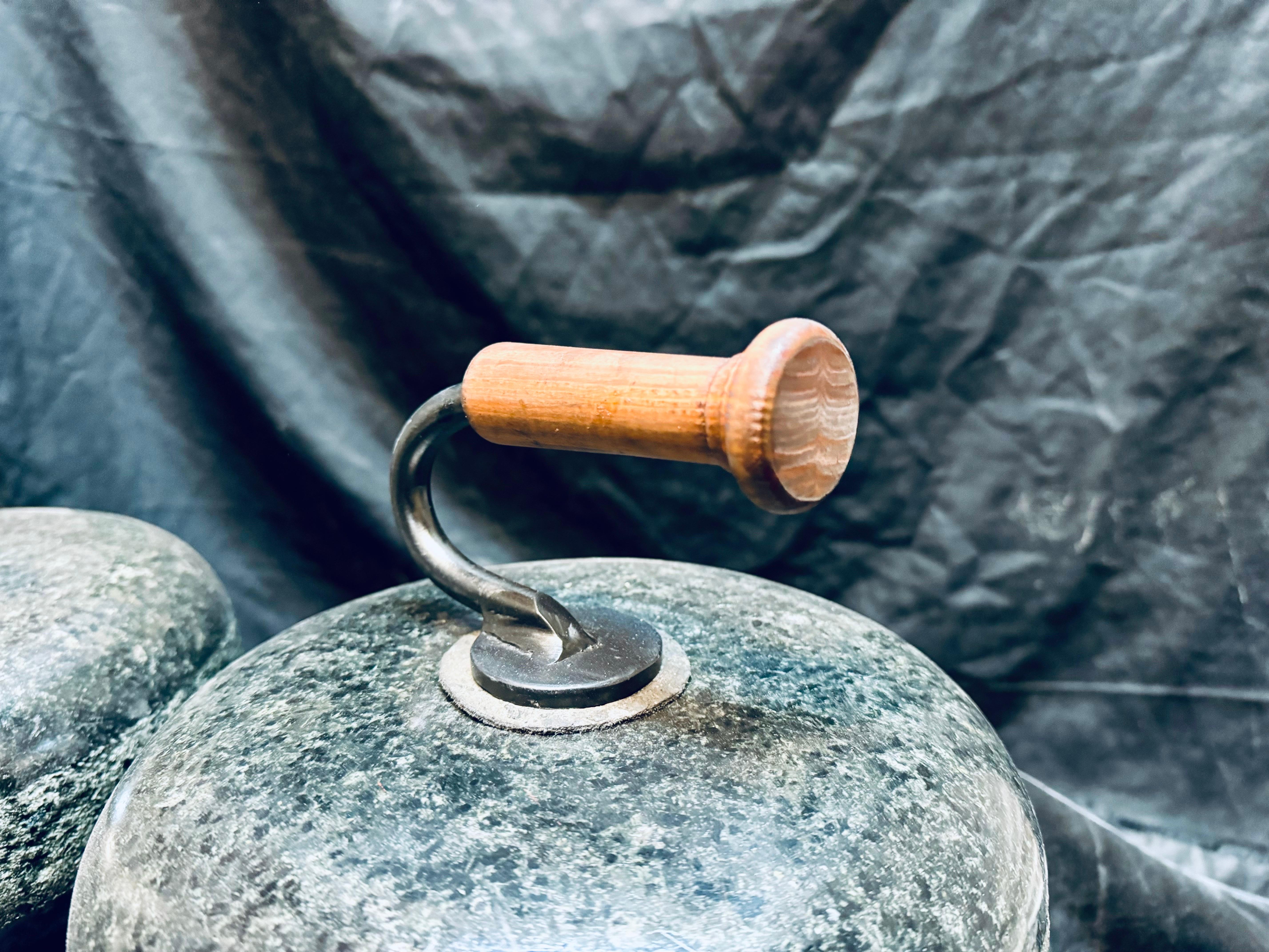 Una coppia di antiche pietre da curling scozzesi in granito. In condizioni buone in vendita a Edinburgh, GB