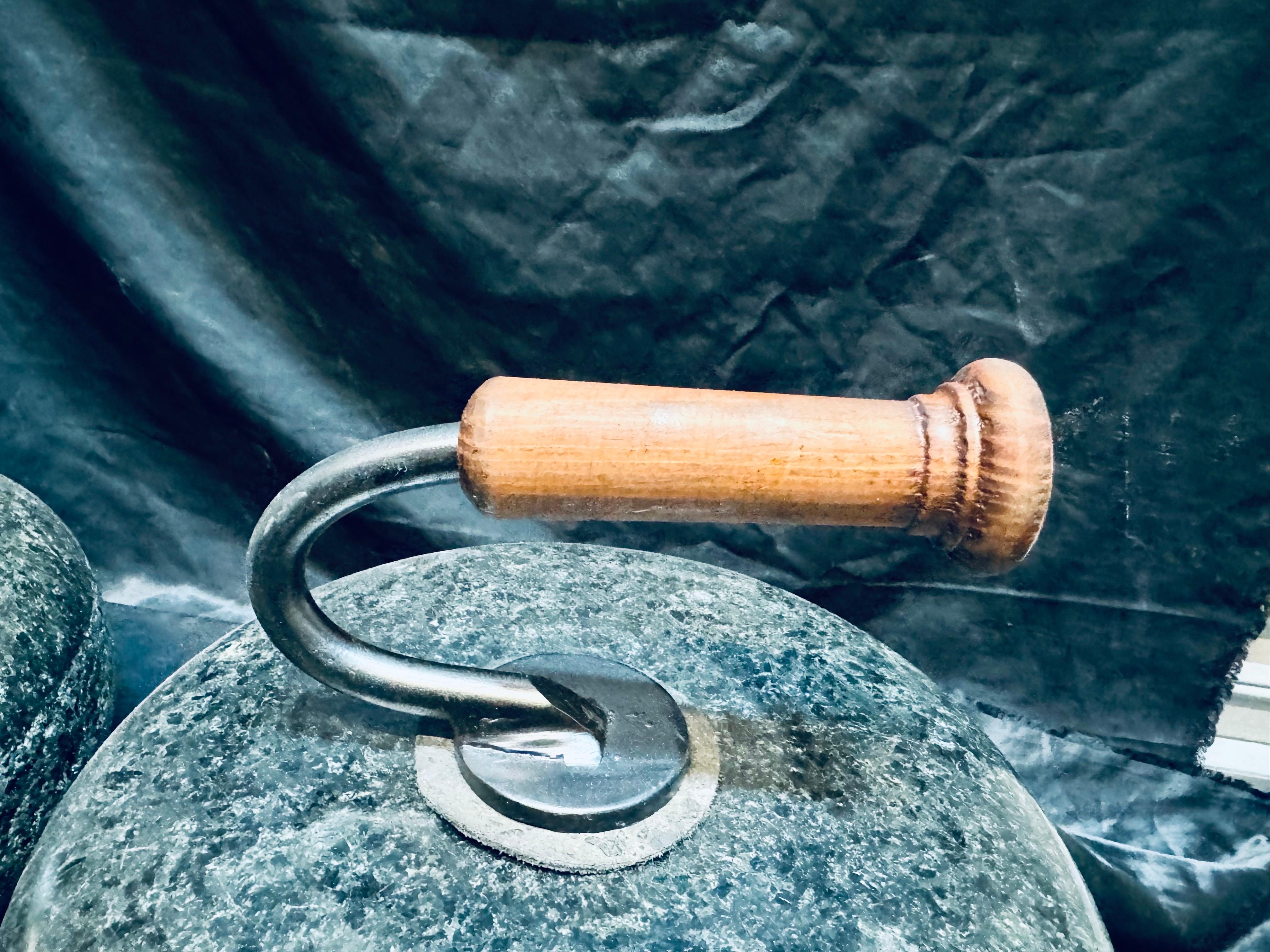 Granito Una coppia di antiche pietre da curling scozzesi in granito. in vendita