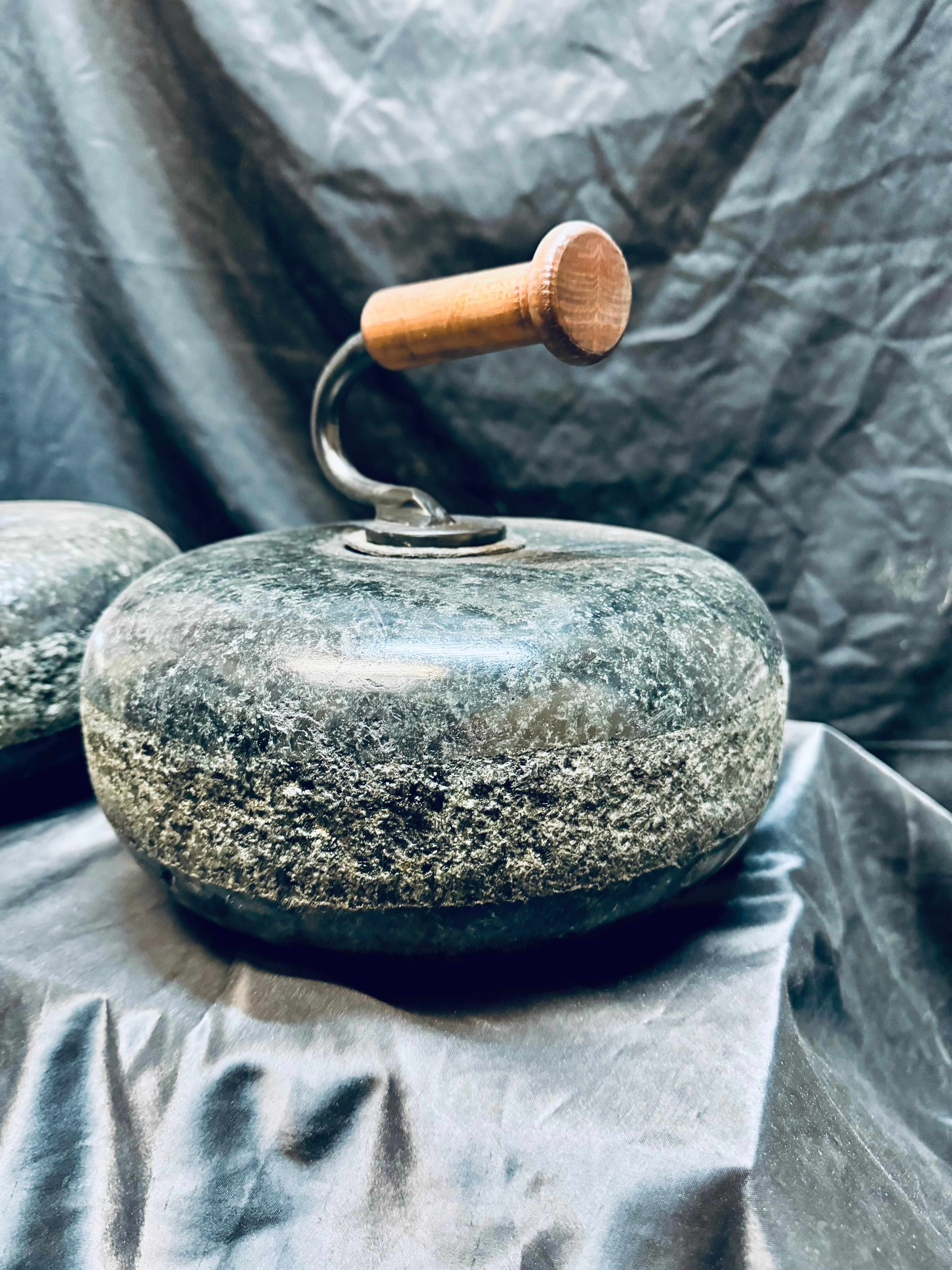 Una coppia di antiche pietre da curling scozzesi in granito. in vendita 1