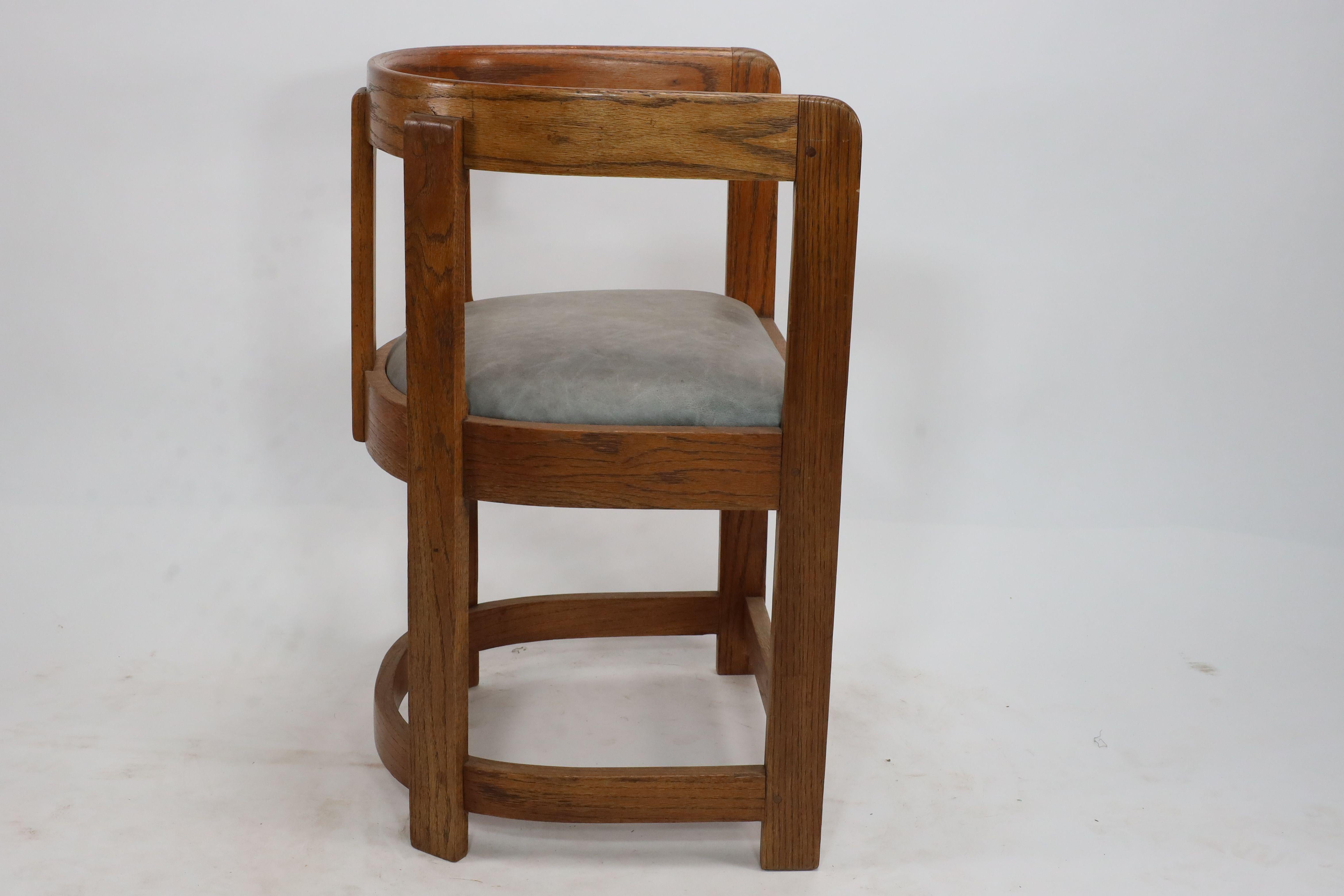 Paire de fauteuils de l'école écossaise de forme tonneau en vente 3