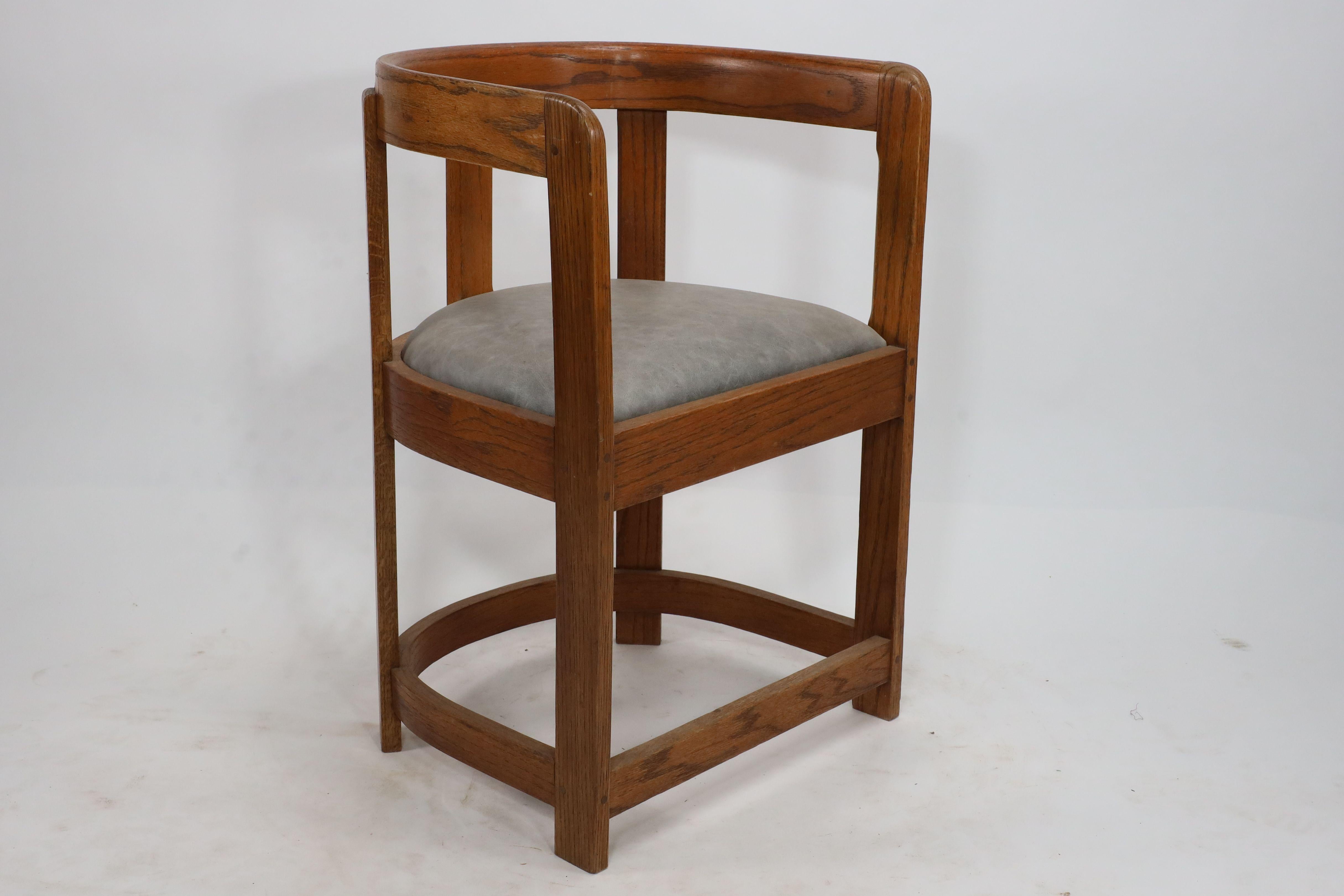 Paire de fauteuils de l'école écossaise de forme tonneau en vente 4