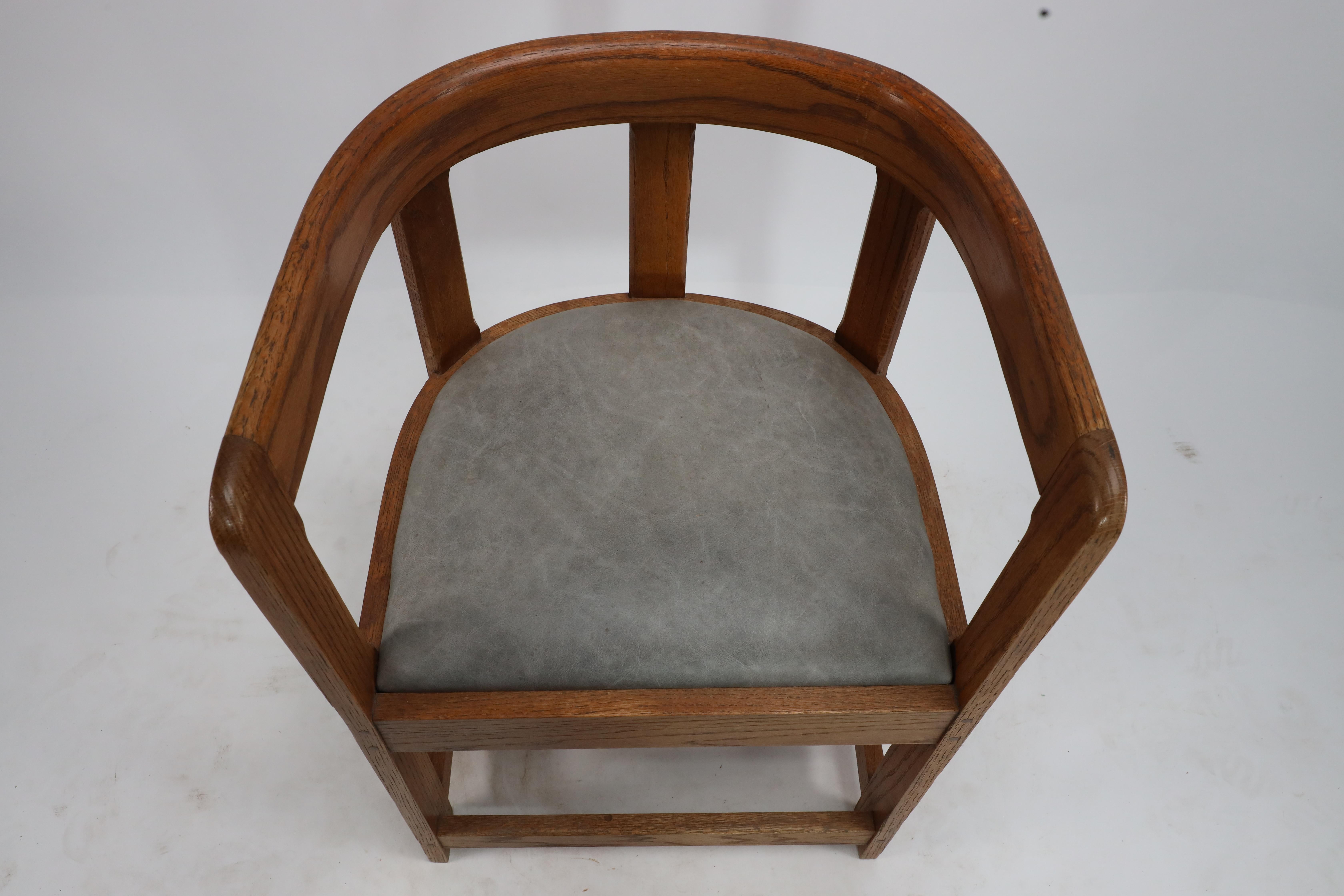 Paire de fauteuils de l'école écossaise de forme tonneau en vente 5