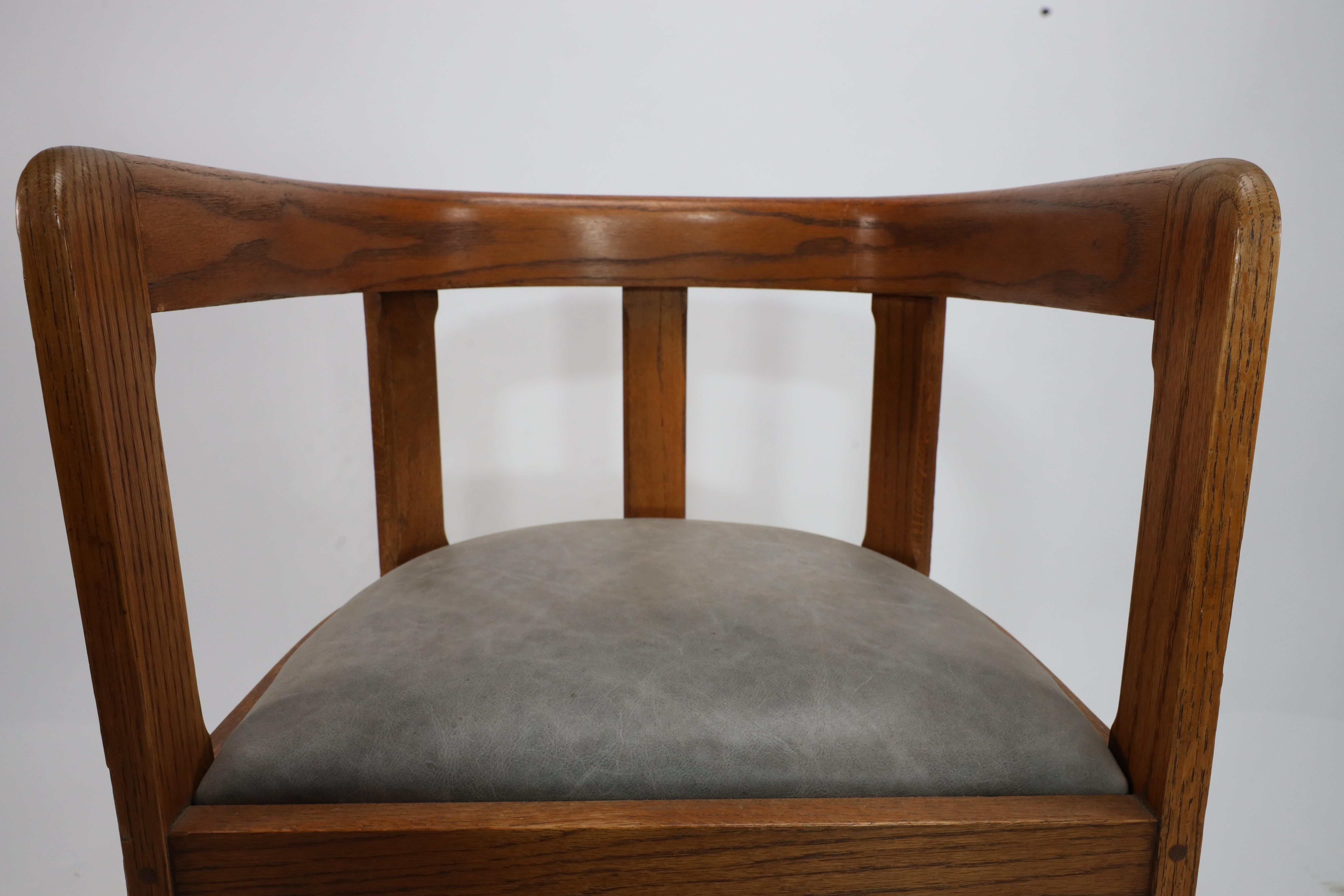 Paire de fauteuils de l'école écossaise de forme tonneau en vente 6