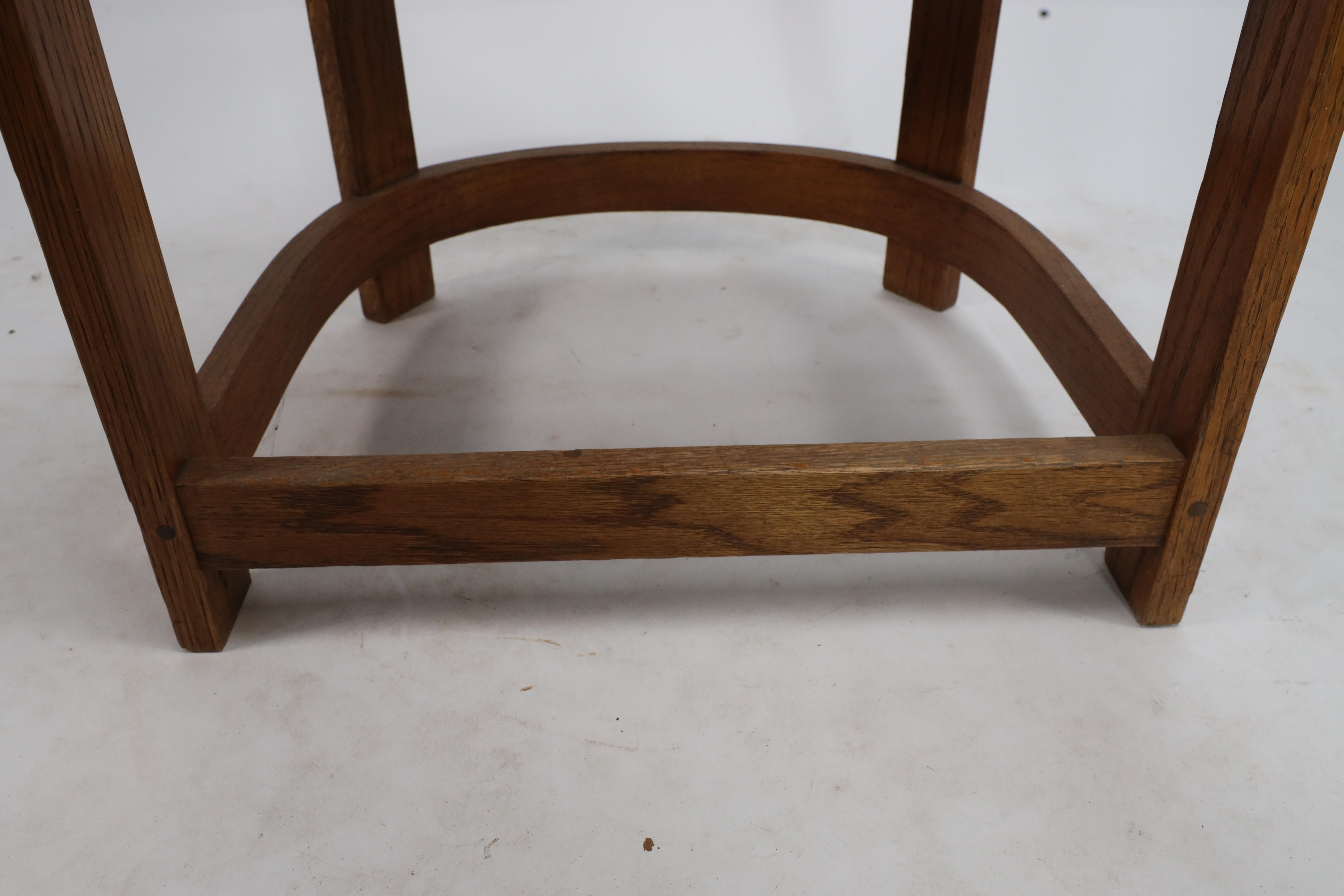 Paire de fauteuils de l'école écossaise de forme tonneau en vente 7