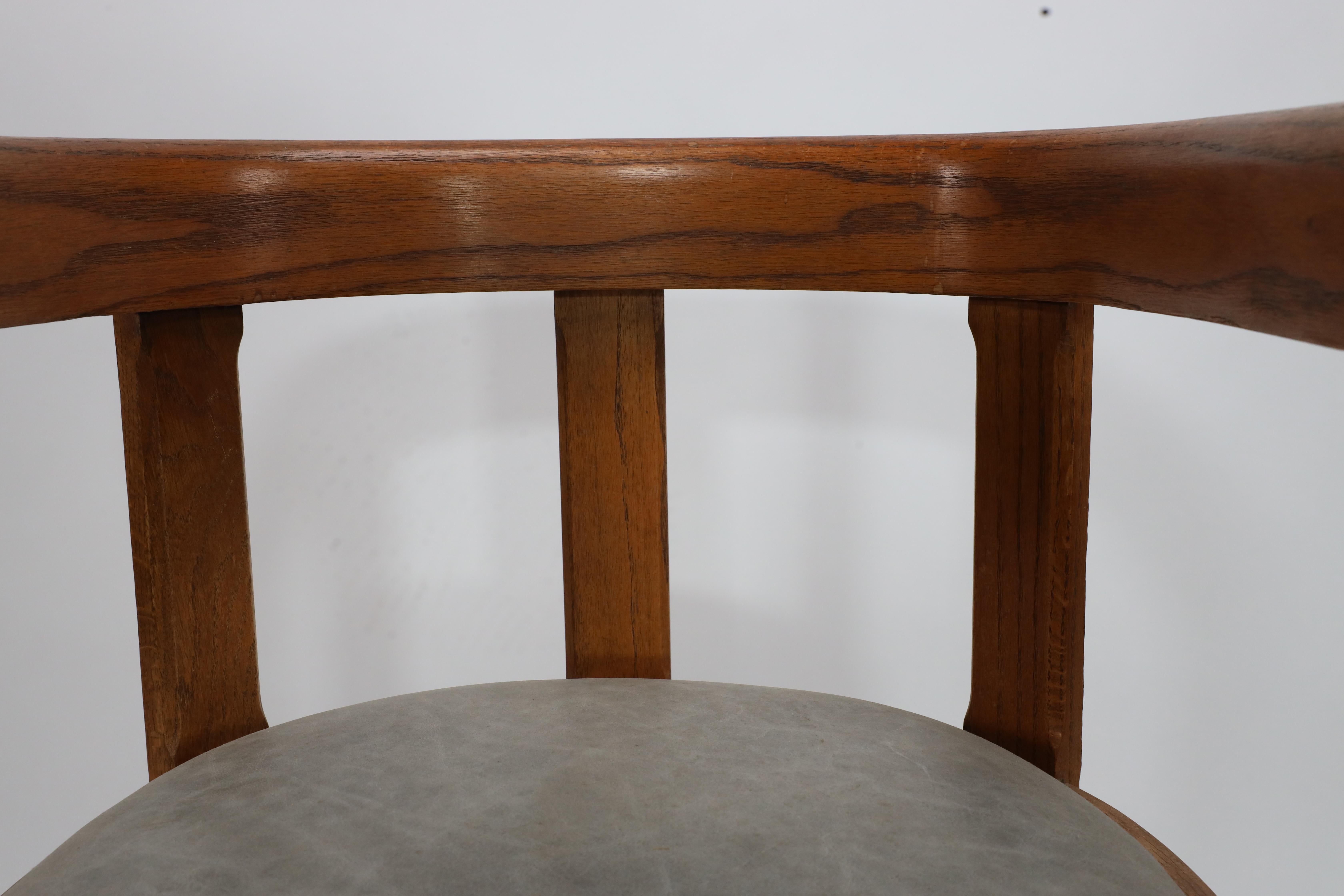 Paire de fauteuils de l'école écossaise de forme tonneau en vente 8