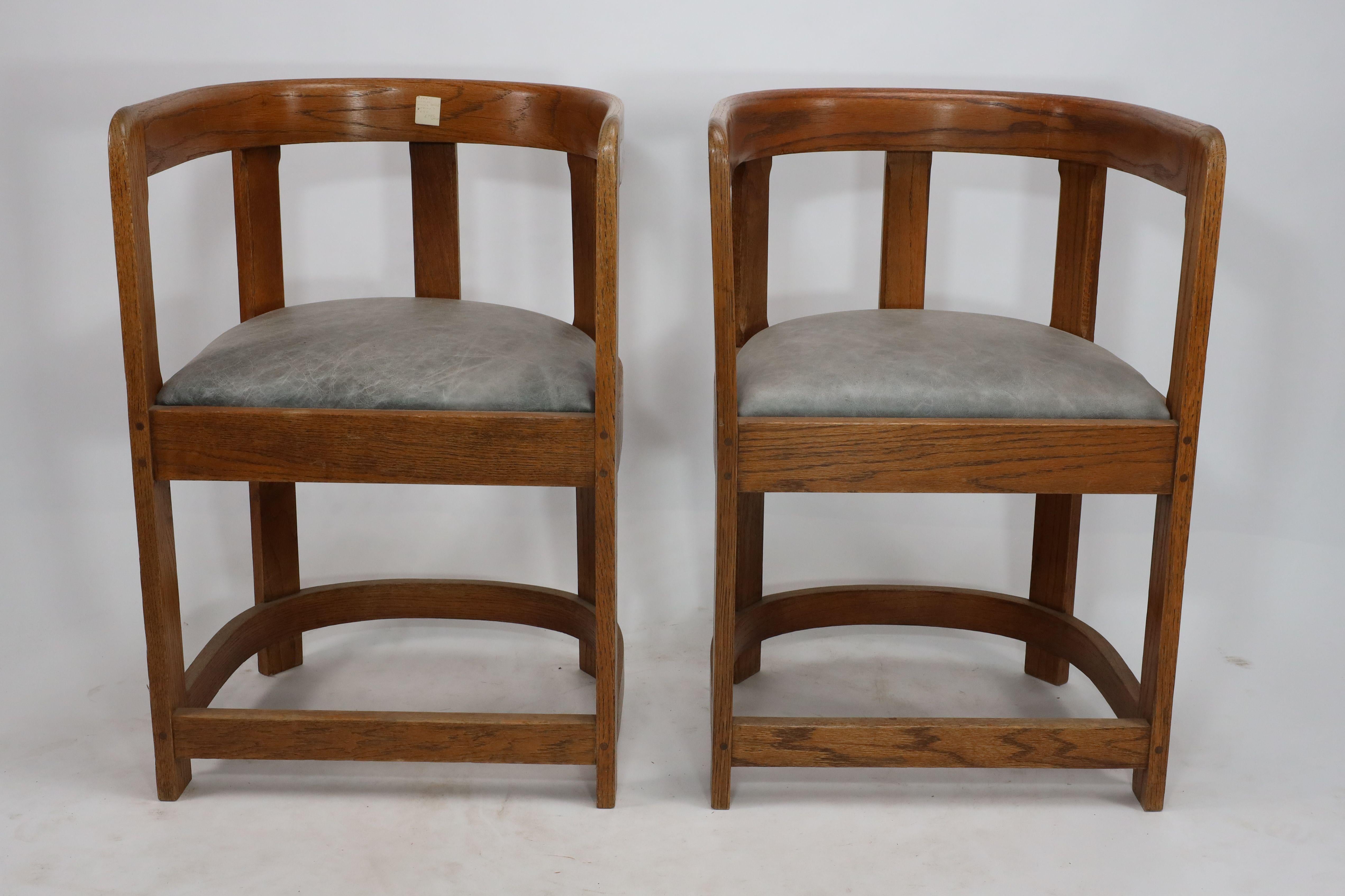 Paire de fauteuils de l'école écossaise, de forme tonneau, avec dossier et brancards pliés à la vapeur, professionnellement retapissés dans un cuir turquoise de qualité.