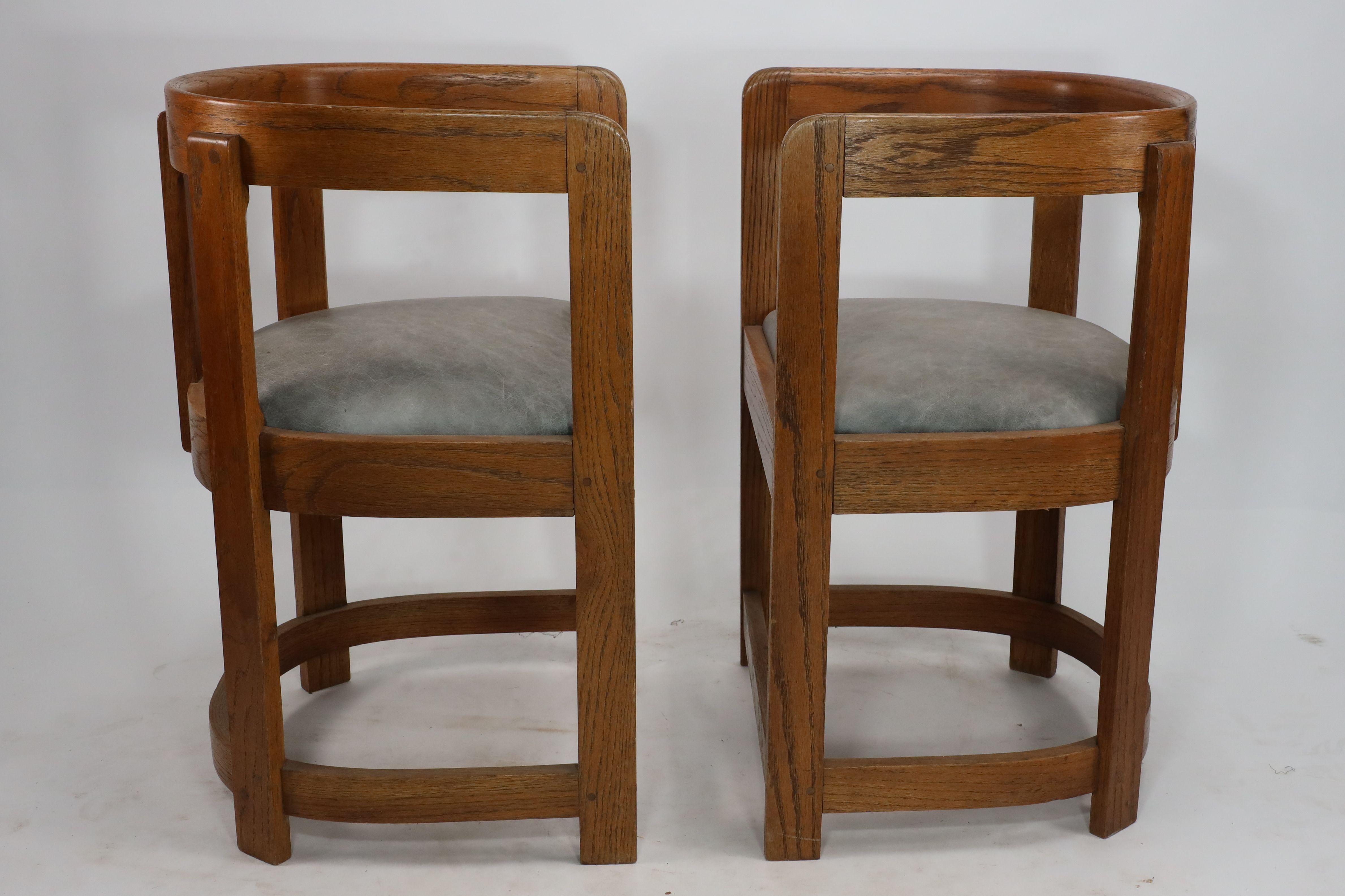 Arts and Crafts Paire de fauteuils de l'école écossaise de forme tonneau en vente