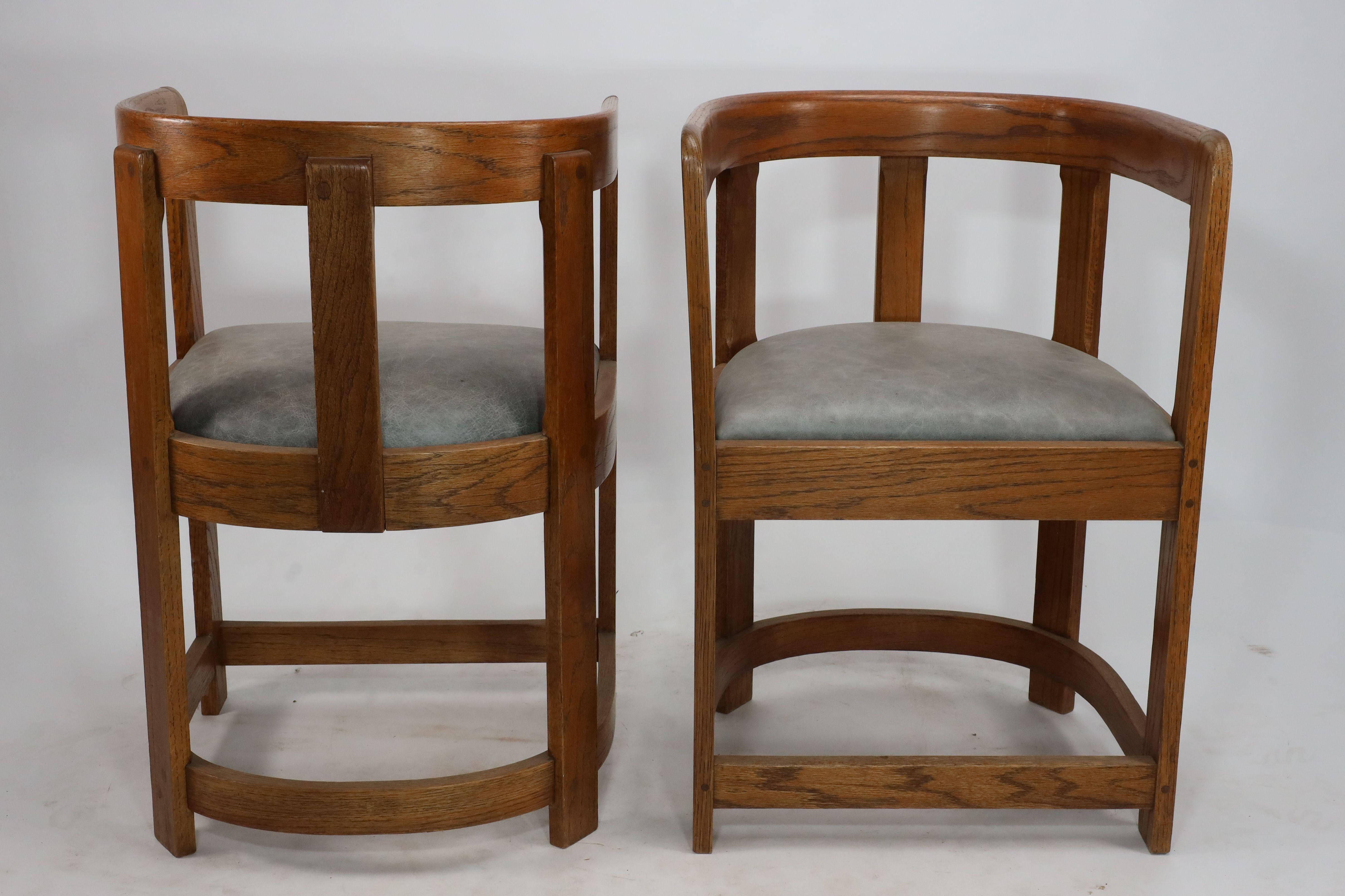 Paire de fauteuils de l'école écossaise de forme tonneau Bon état - En vente à London, GB