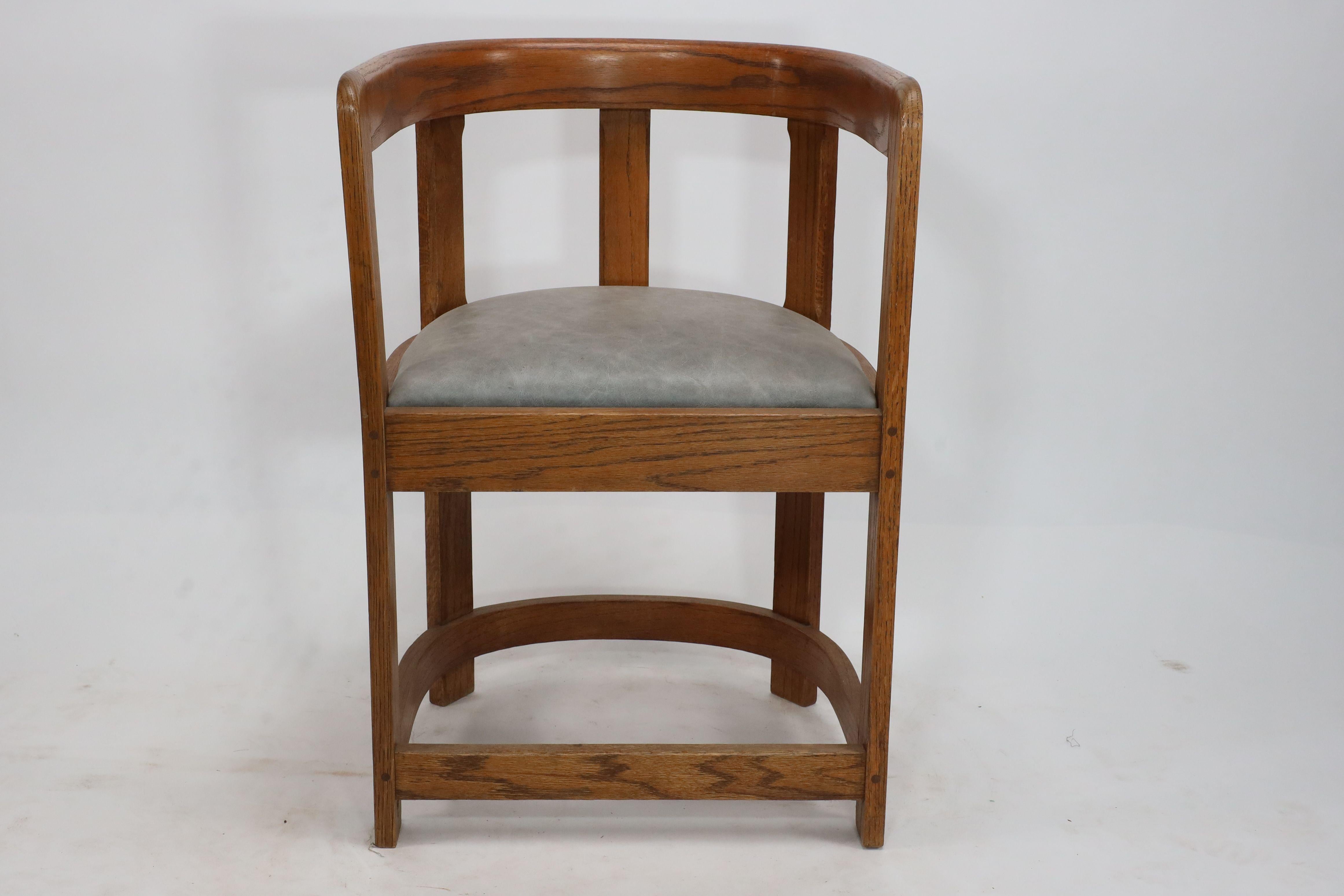 Début du 20ème siècle Paire de fauteuils de l'école écossaise de forme tonneau en vente