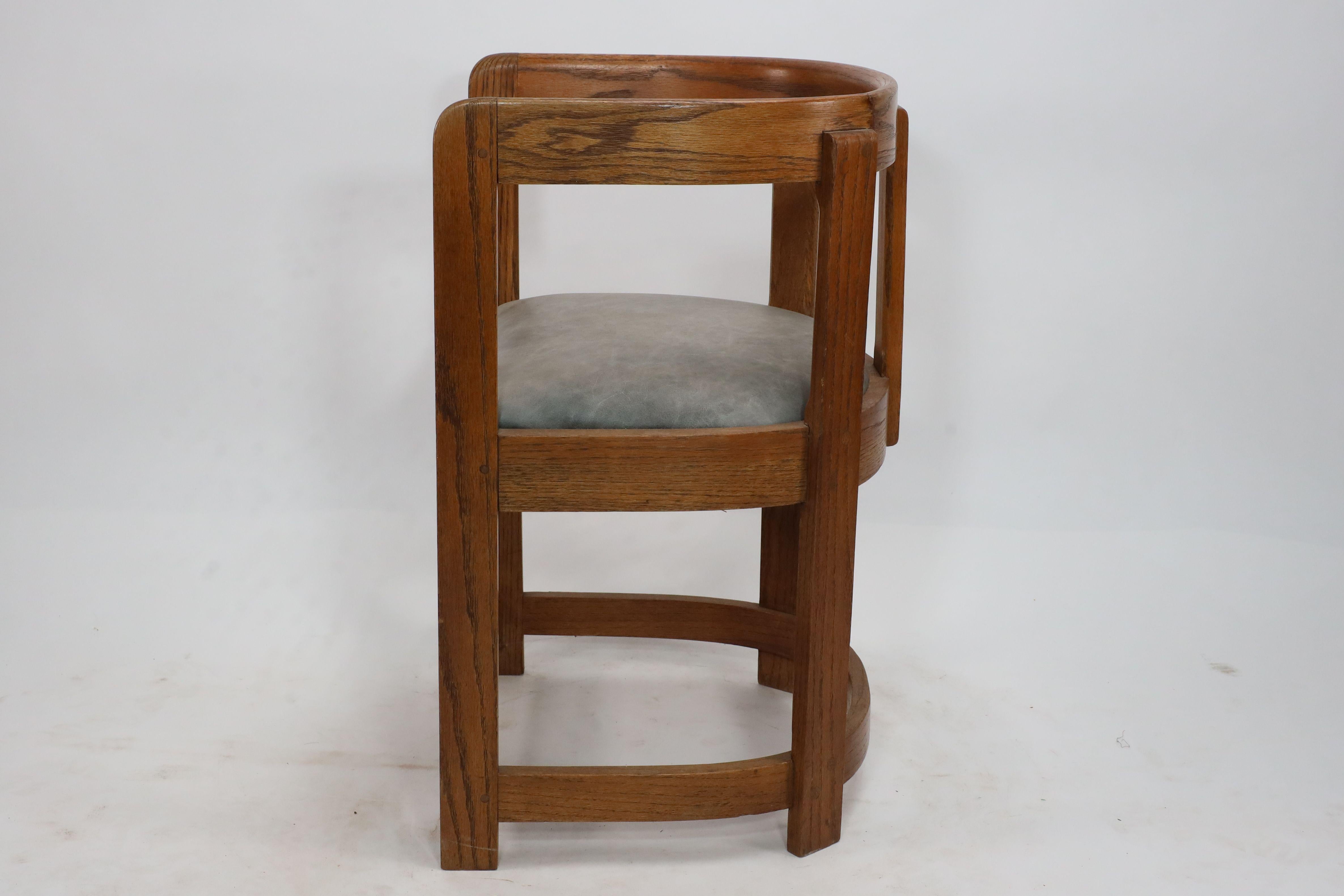Paire de fauteuils de l'école écossaise de forme tonneau en vente 1