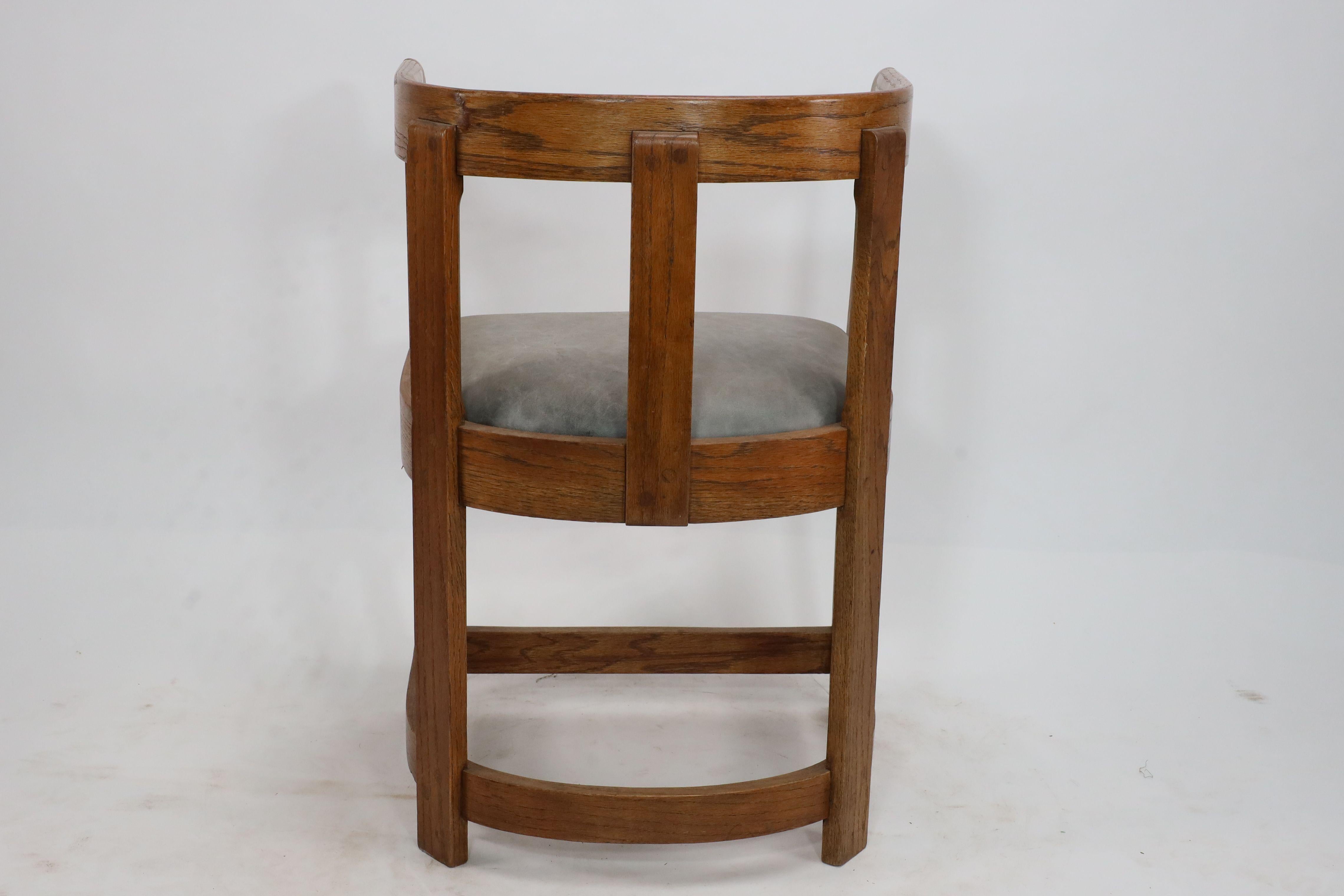 Paire de fauteuils de l'école écossaise de forme tonneau en vente 2