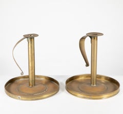 Paar Scottish School Arts & Crafts-Kerzenständer aus Messing mit runden Tropftabletts aus der schottischen Schule