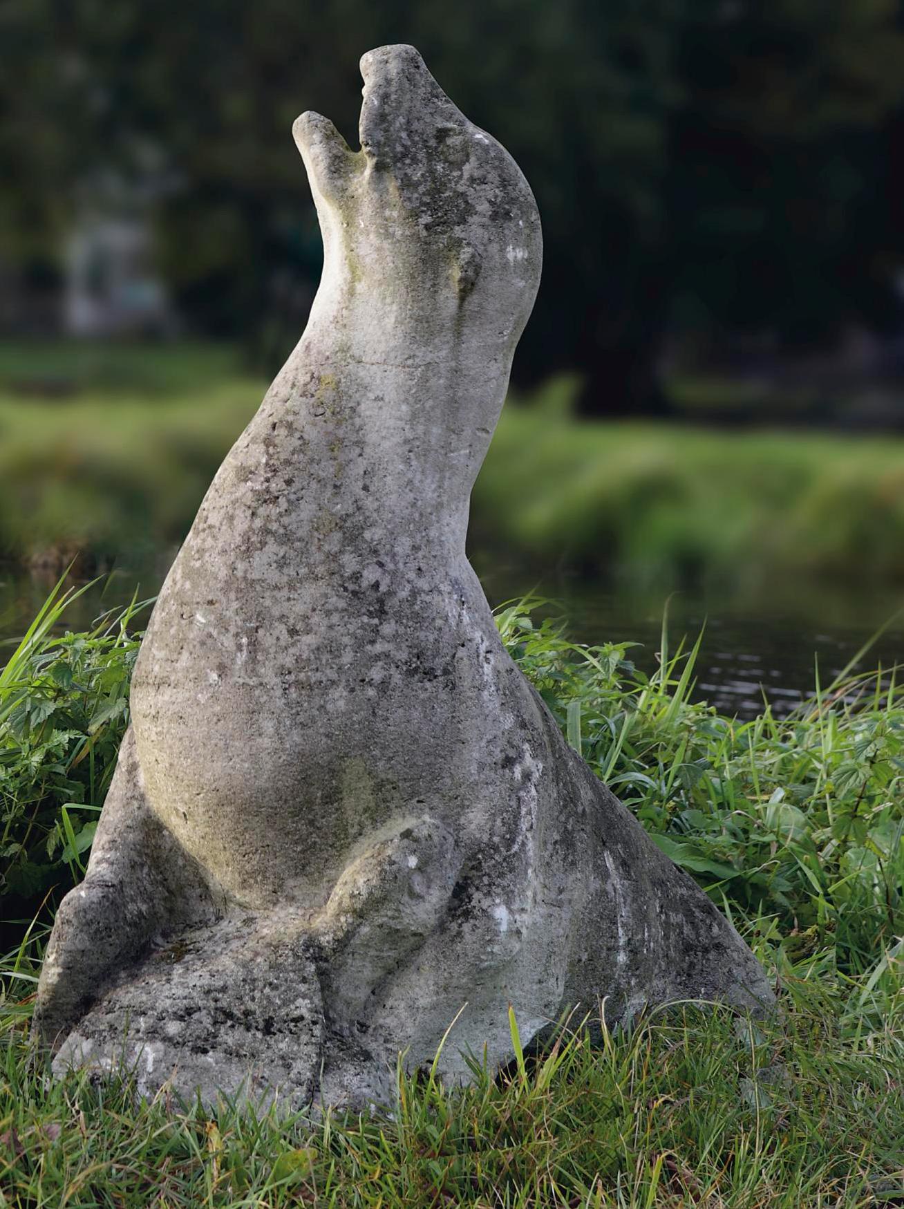 Pair of Sculpted Limestone Models of Seals In Fair Condition In Baambrugge, NL