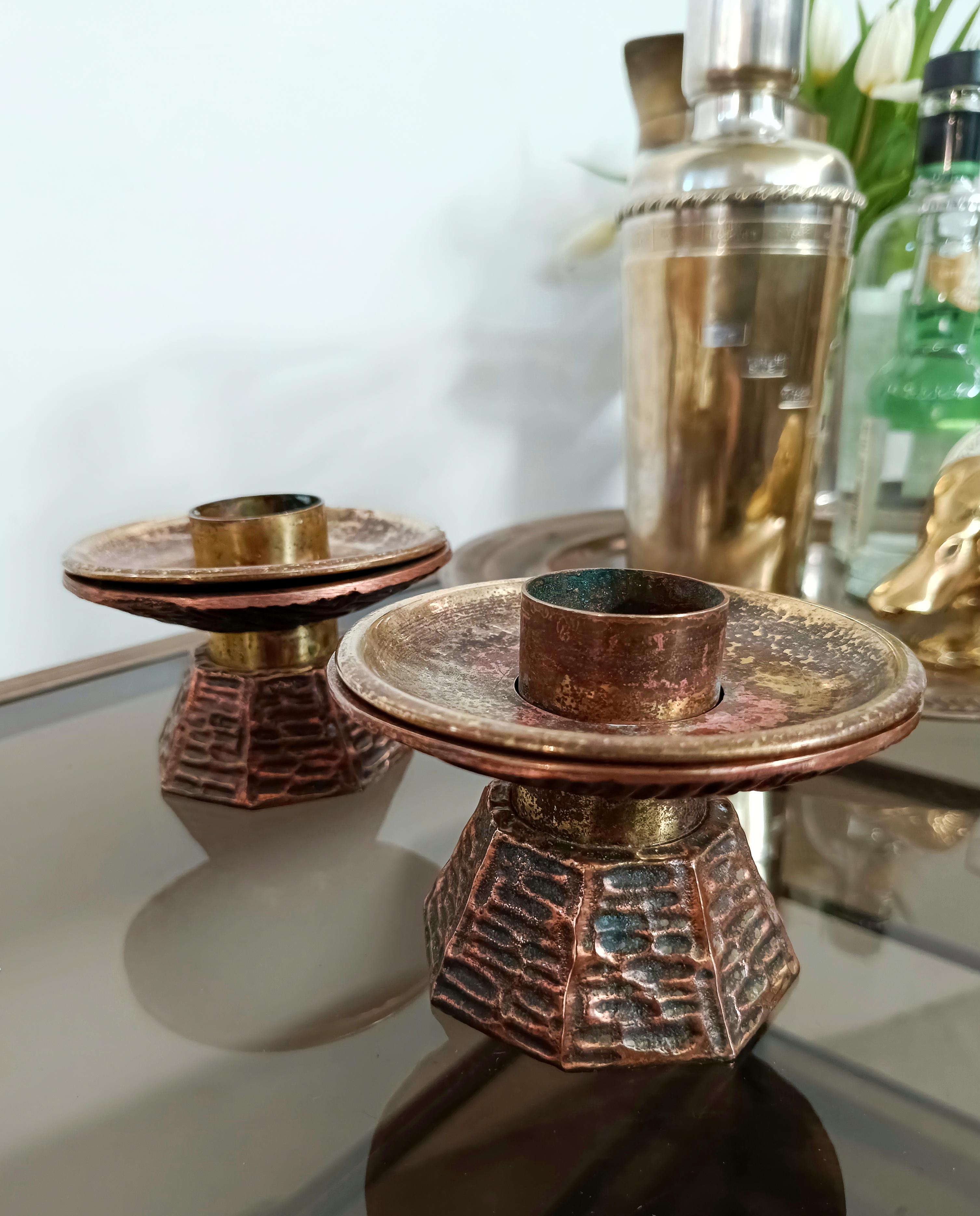 Pair of Sculptural and Brutalist Candlesticks Made in Brass and Copper, 1970s In Good Condition For Sale In Roma, IT