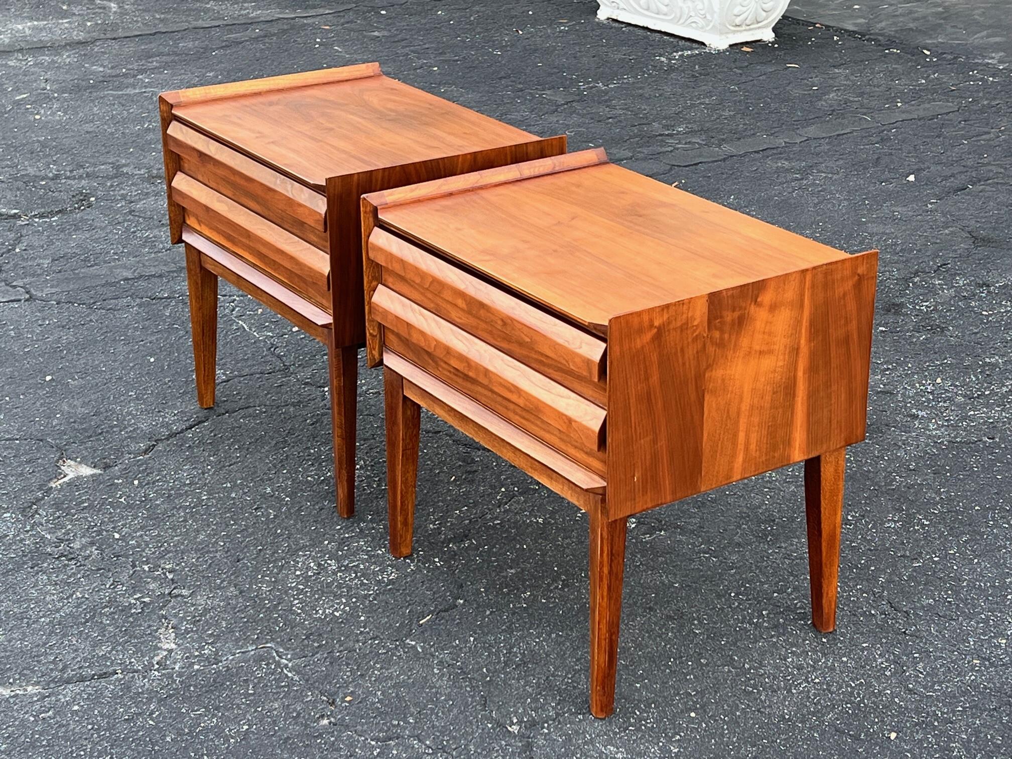 A Pair Of Sculptural Night Stands By Lane Altavista In Good Condition For Sale In St.Petersburg, FL