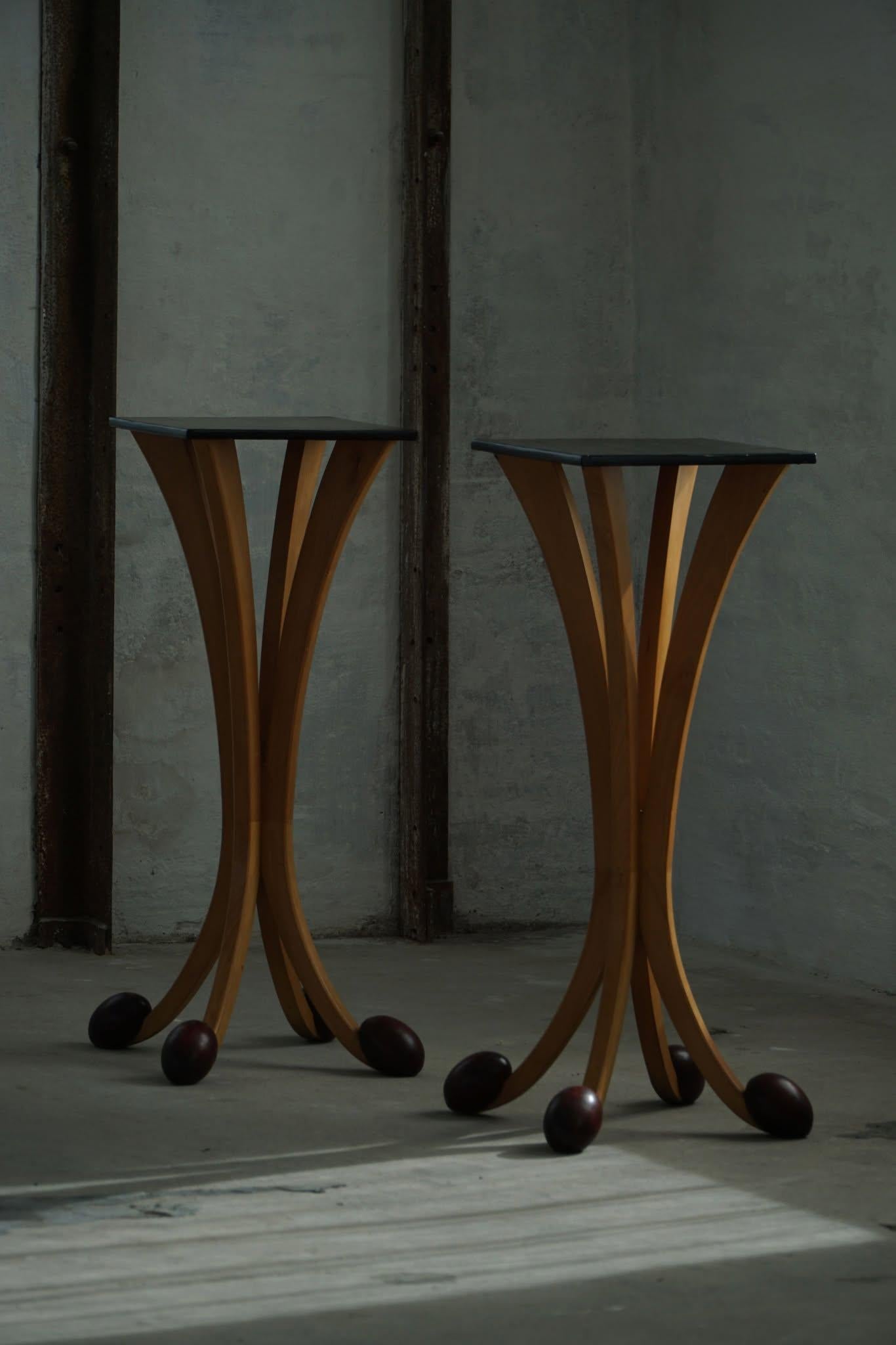 Coppia di piedistalli scultorei, design francese postmoderno, anni '80 in vendita 1